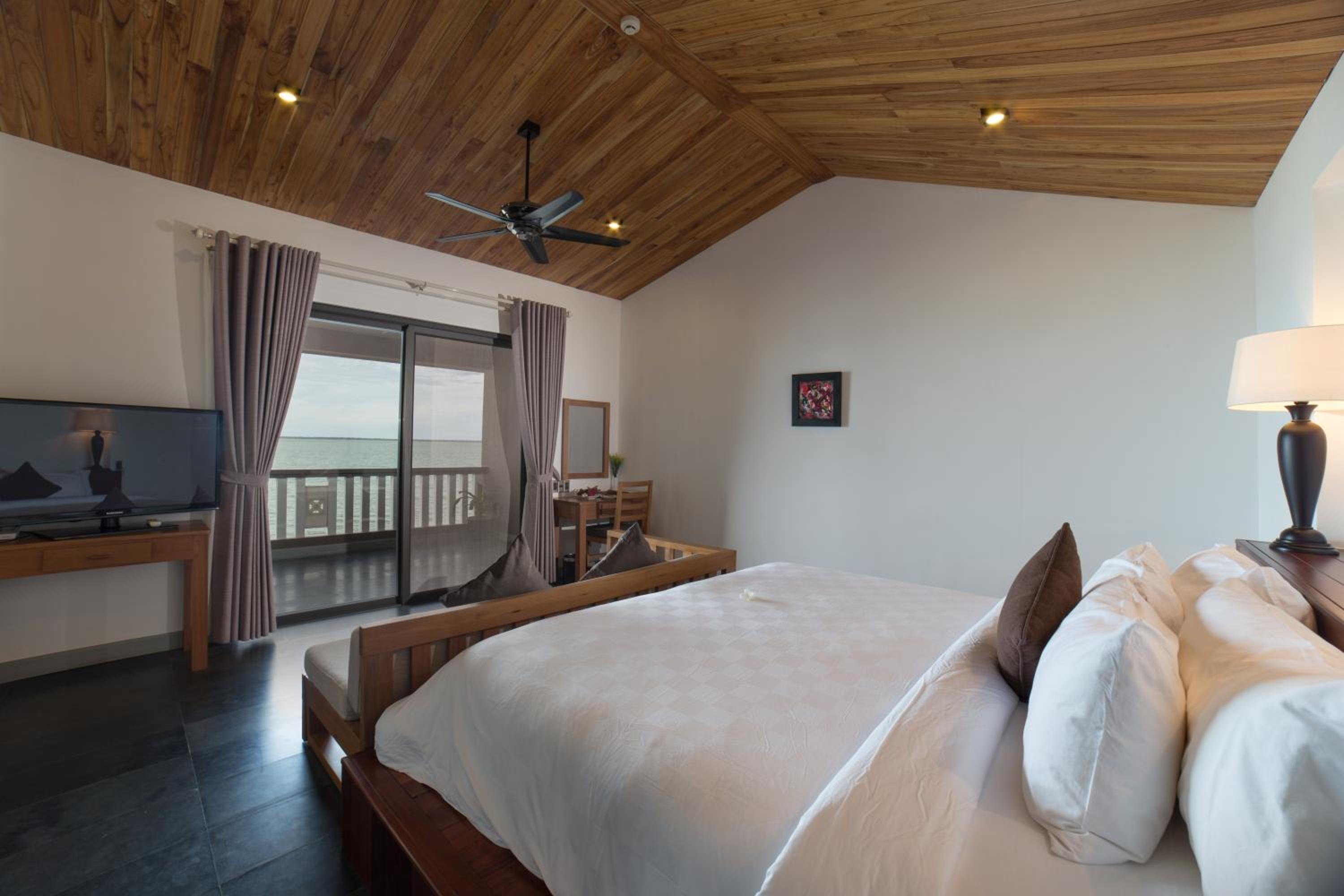 Lagoon View Deluxe with Free Airport Shuttle Bus - Photo 5