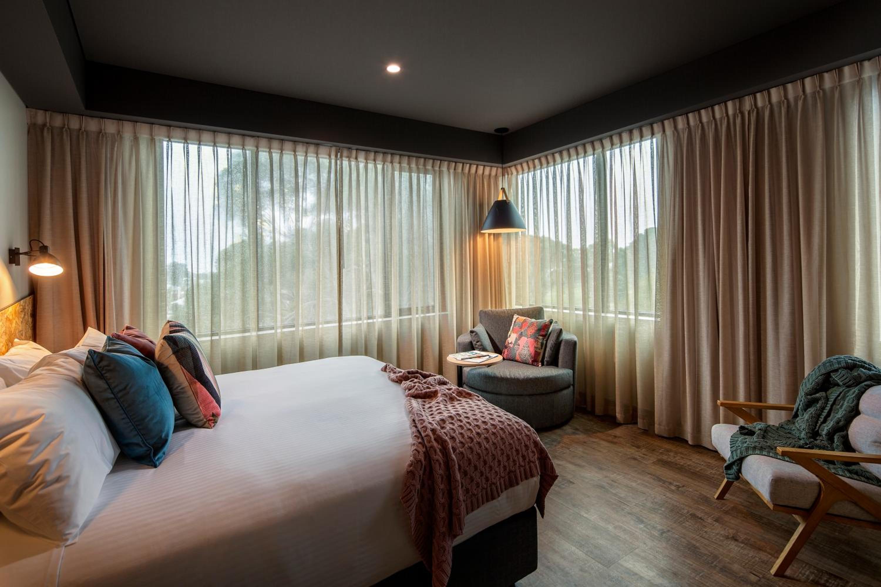 Deluxe King Room with Bath photo 2
