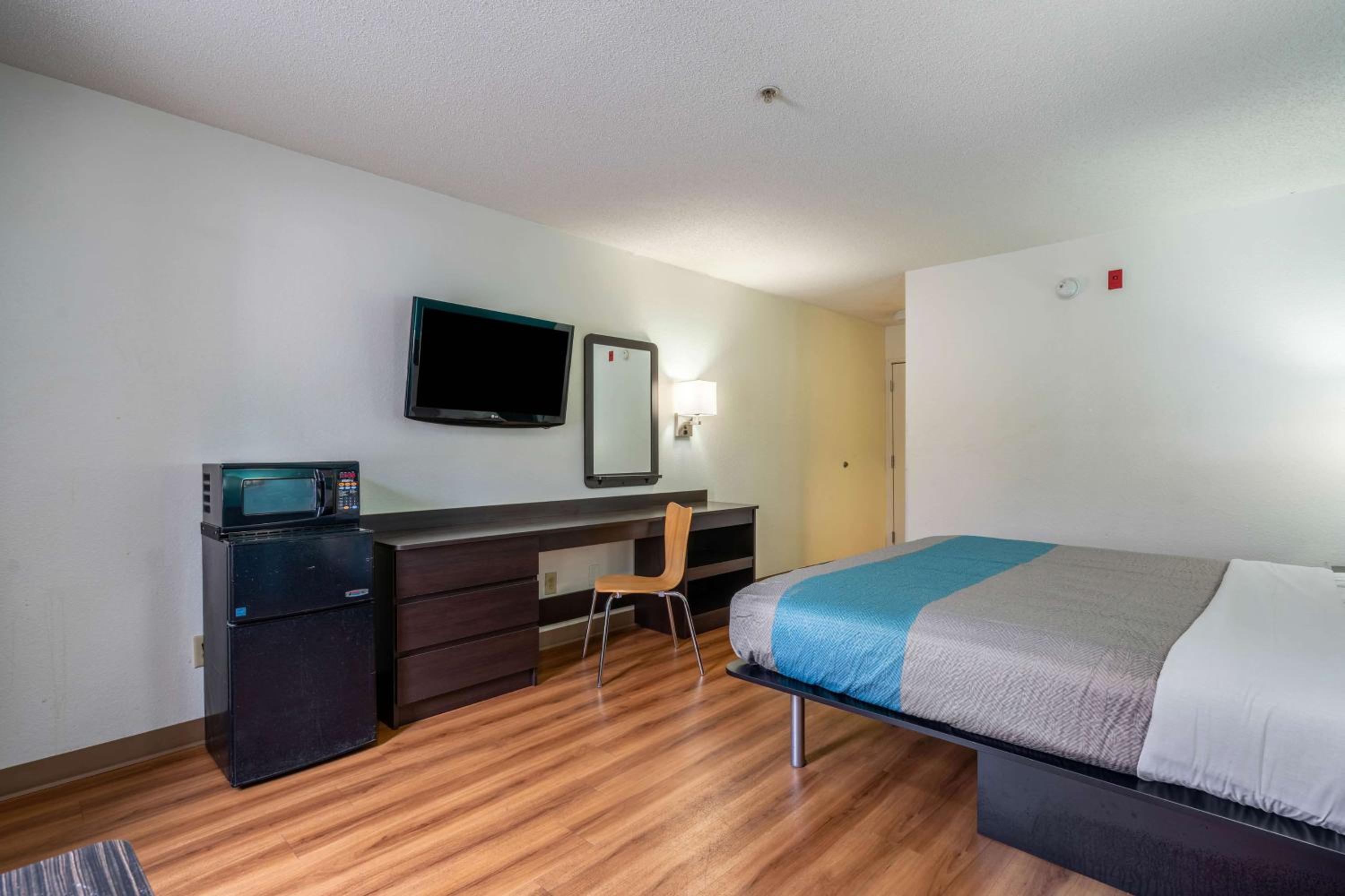 King Room - Non-Smoking photo 3