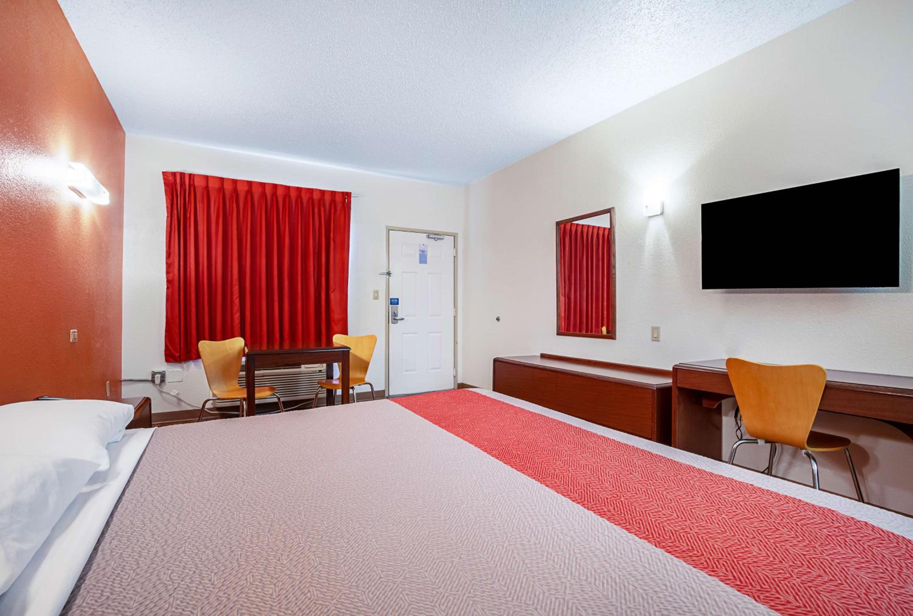 King Room - Disability Access - Non-Smoking - Photo 2