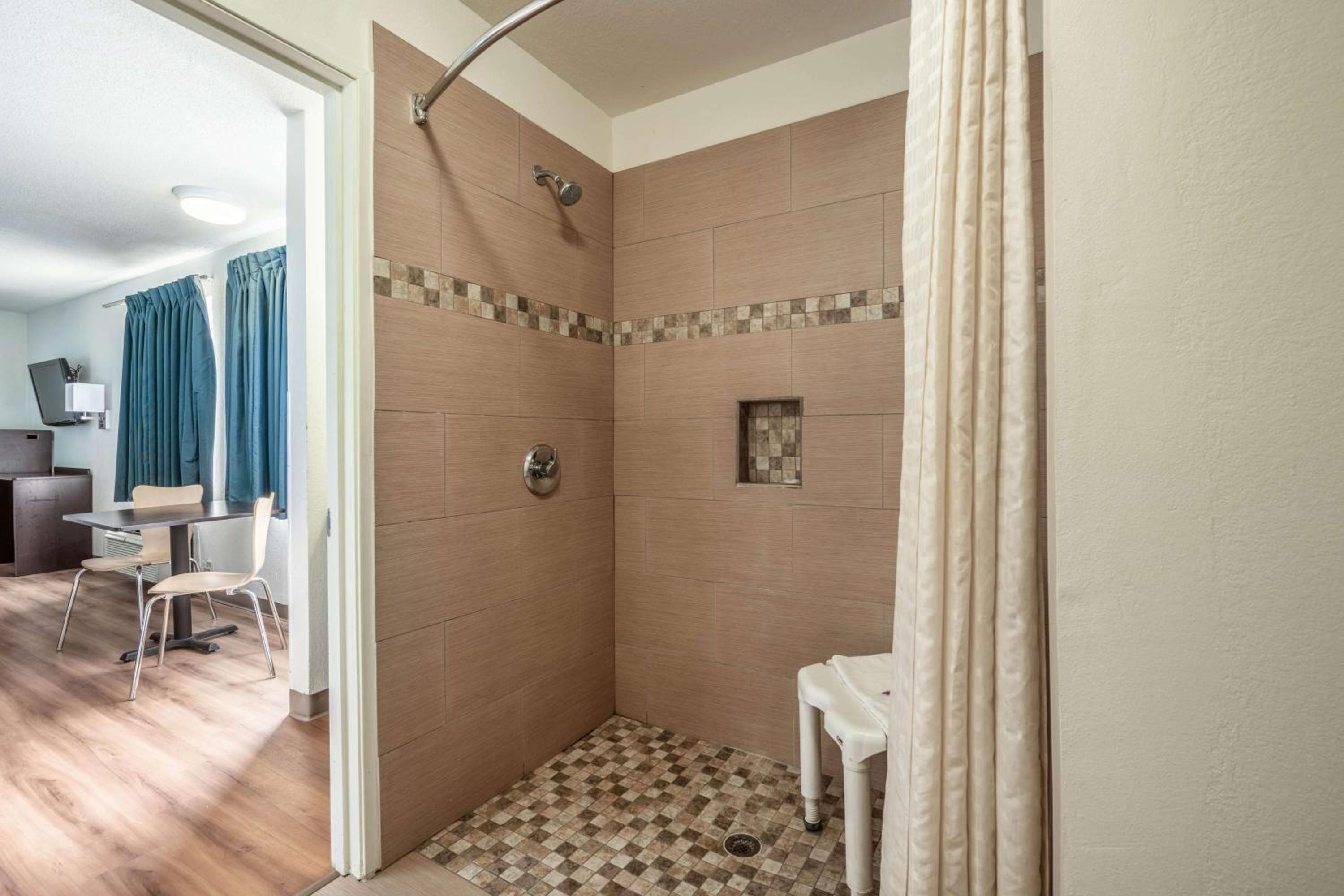 Quadruple Room - Disability Access - Smoking photo 2