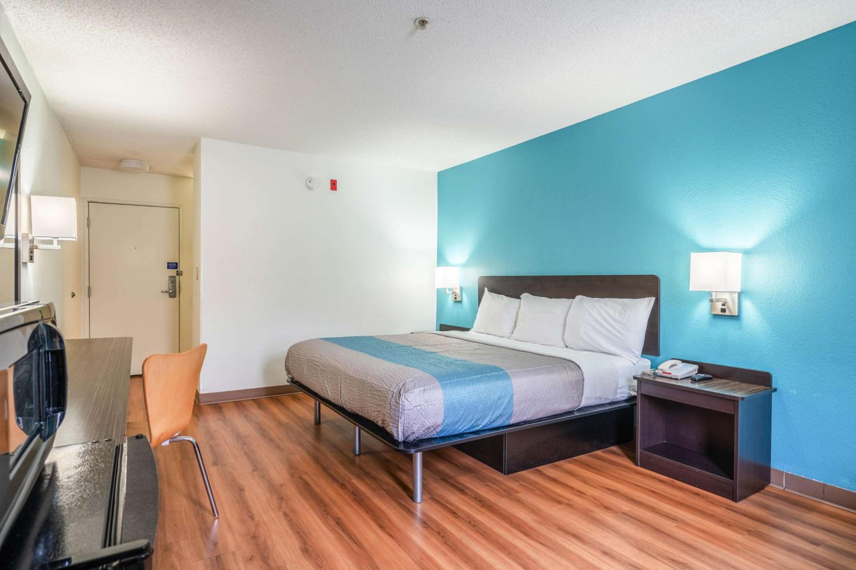 King Room - Non-Smoking photo 2