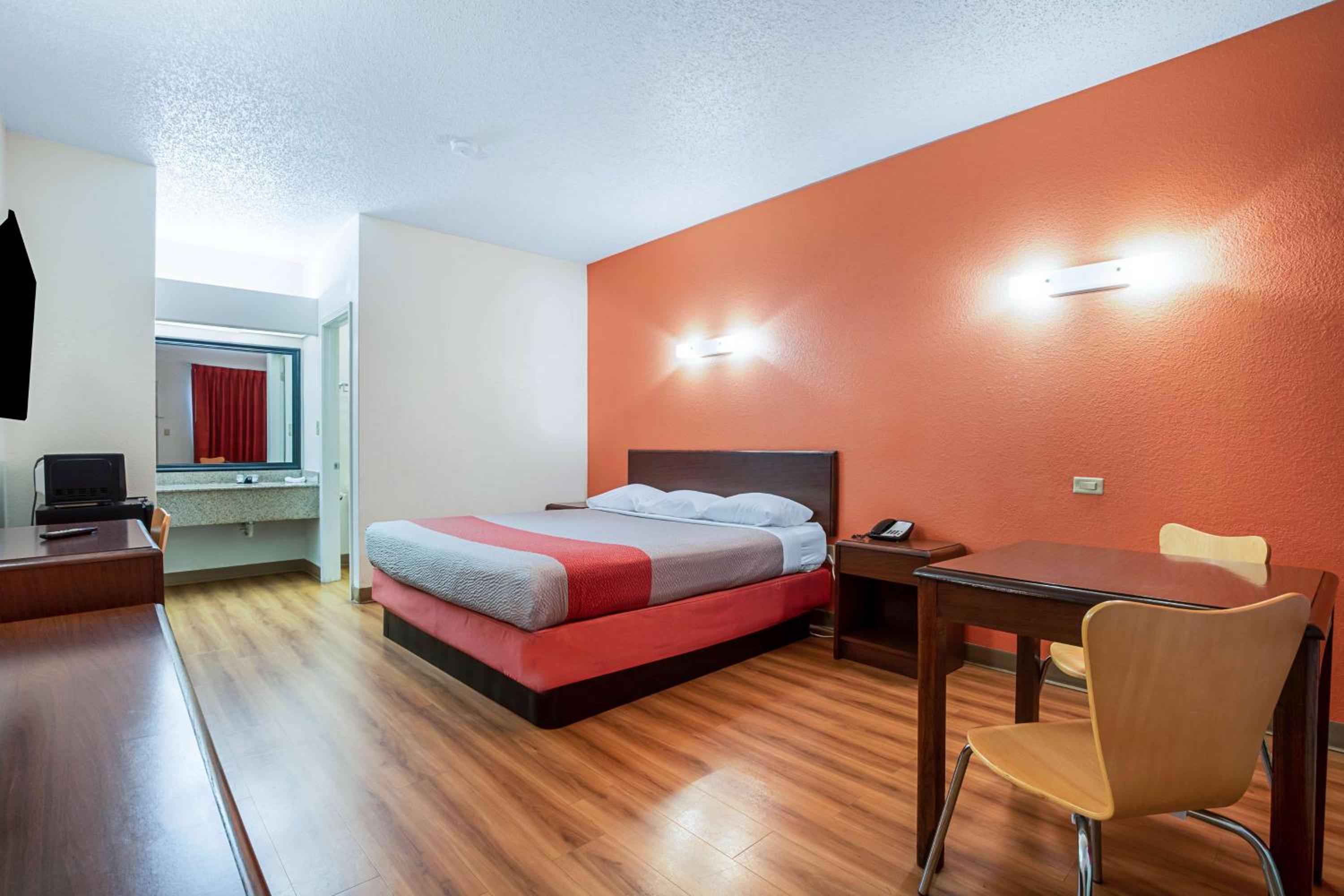 King Room with Spa Bath - Non-Smoking - Photo 3