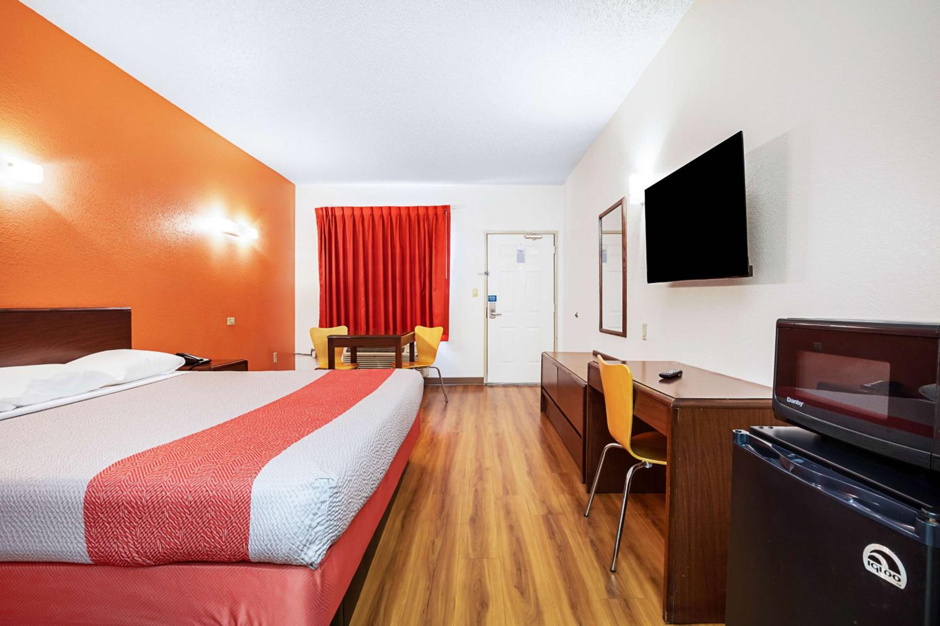 Deluxe Queen Room with Two Queen Beds - Smoking - Photo 3