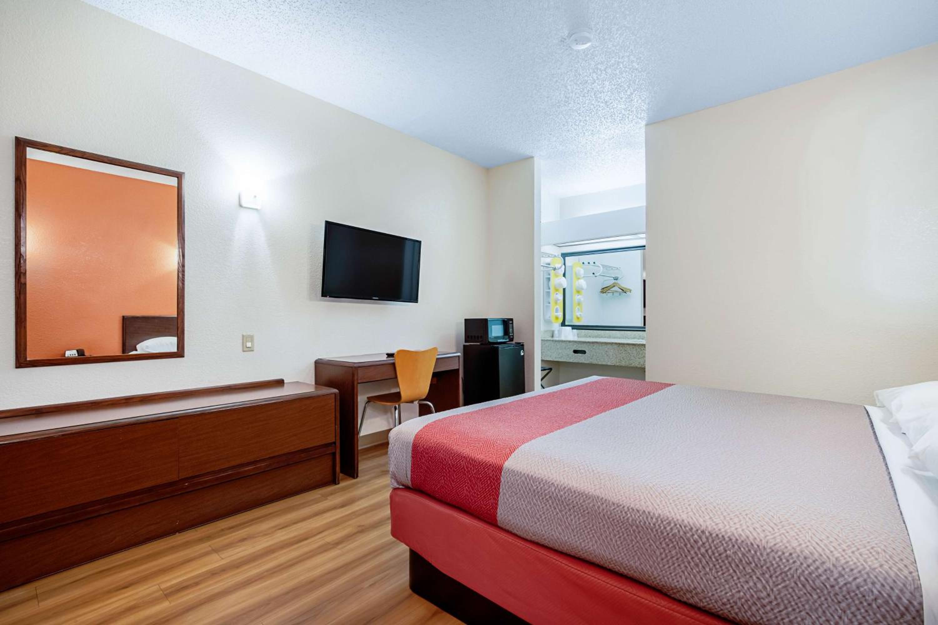 King Room - Disability Access - Non-Smoking - Photo 5