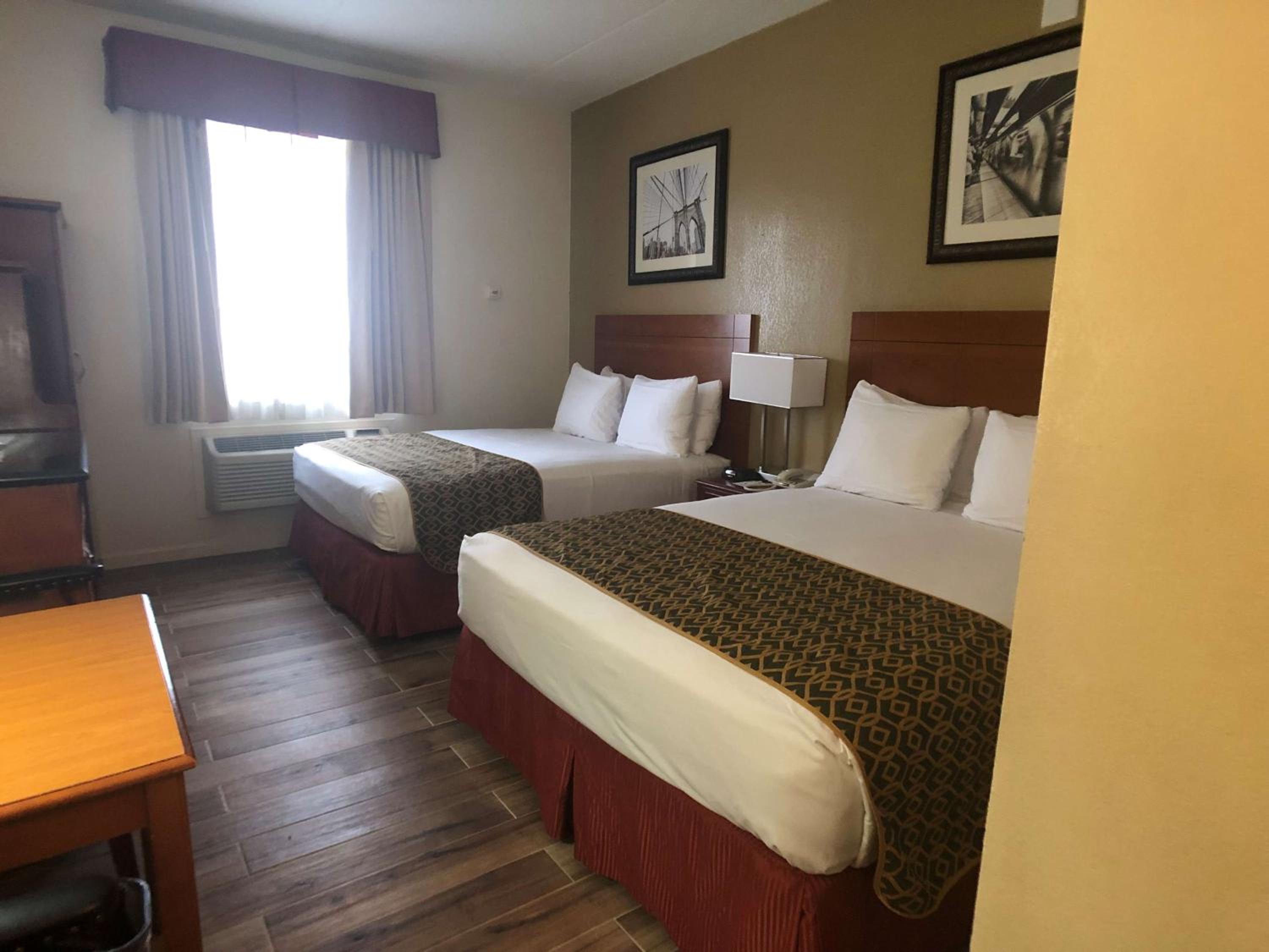 Queen Room with Two Queen Beds - Photo 3