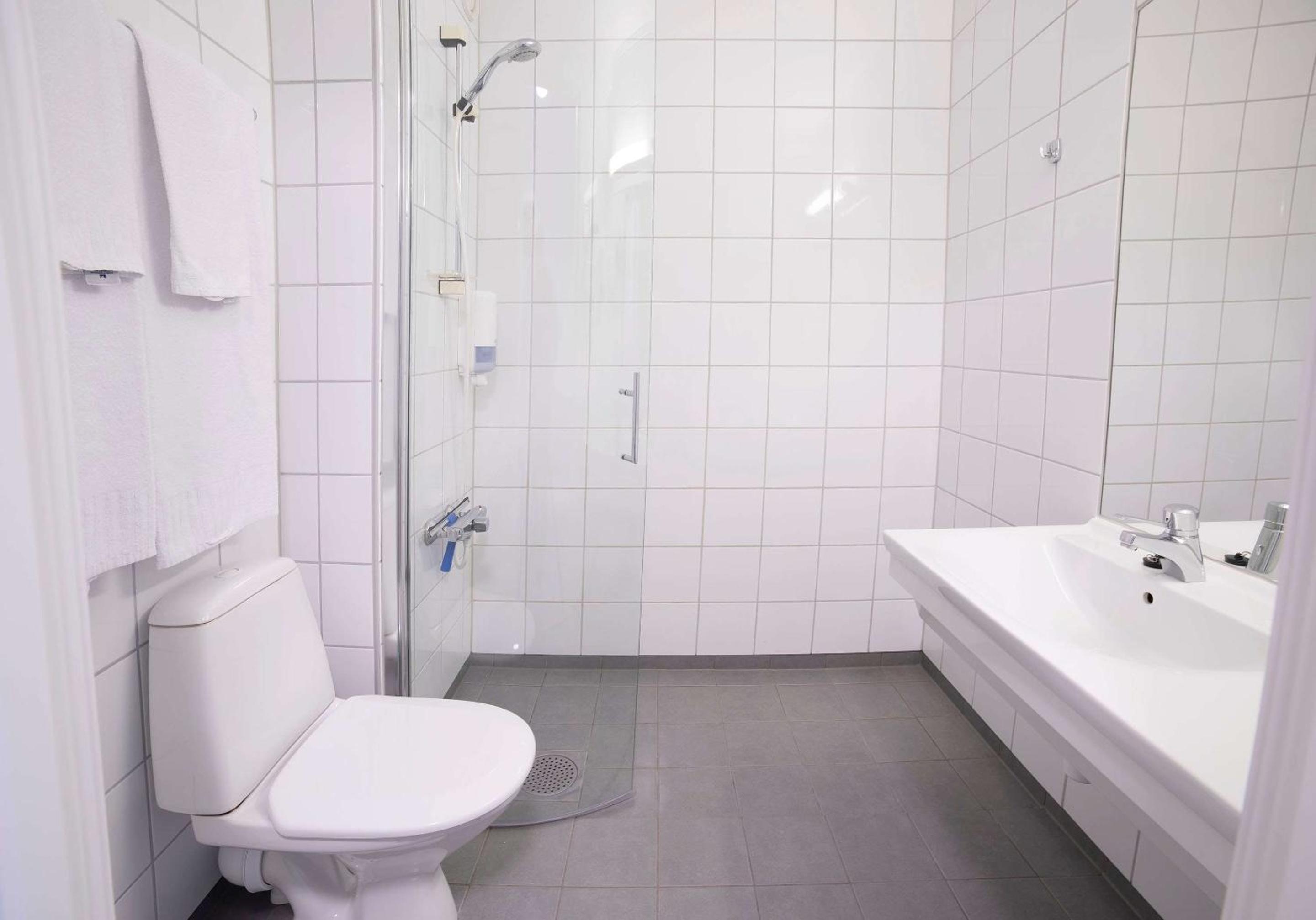 Twin Room - Non-Smoking - Photo 9