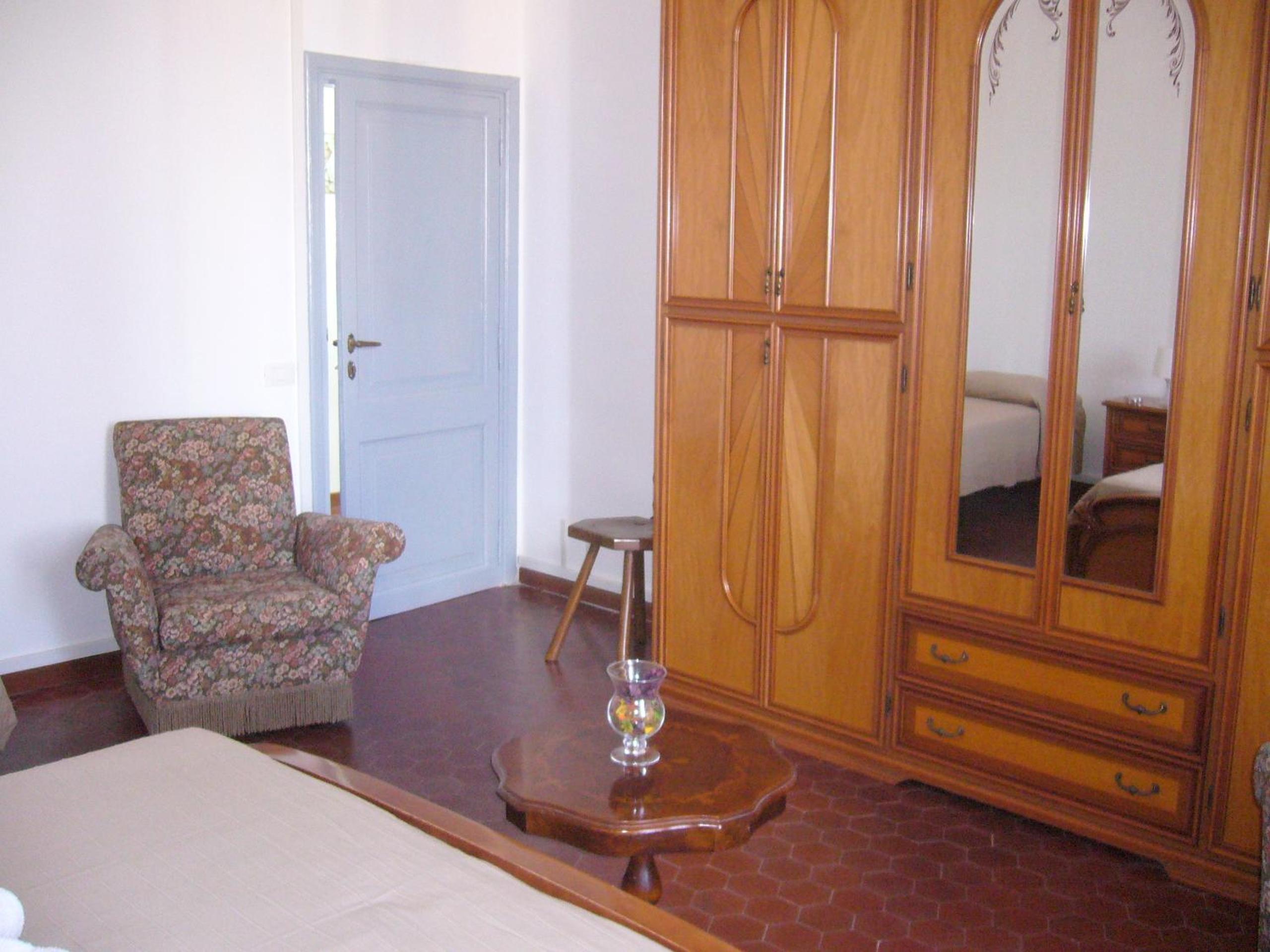 Triple Room with Shared Bathroom photo 2
