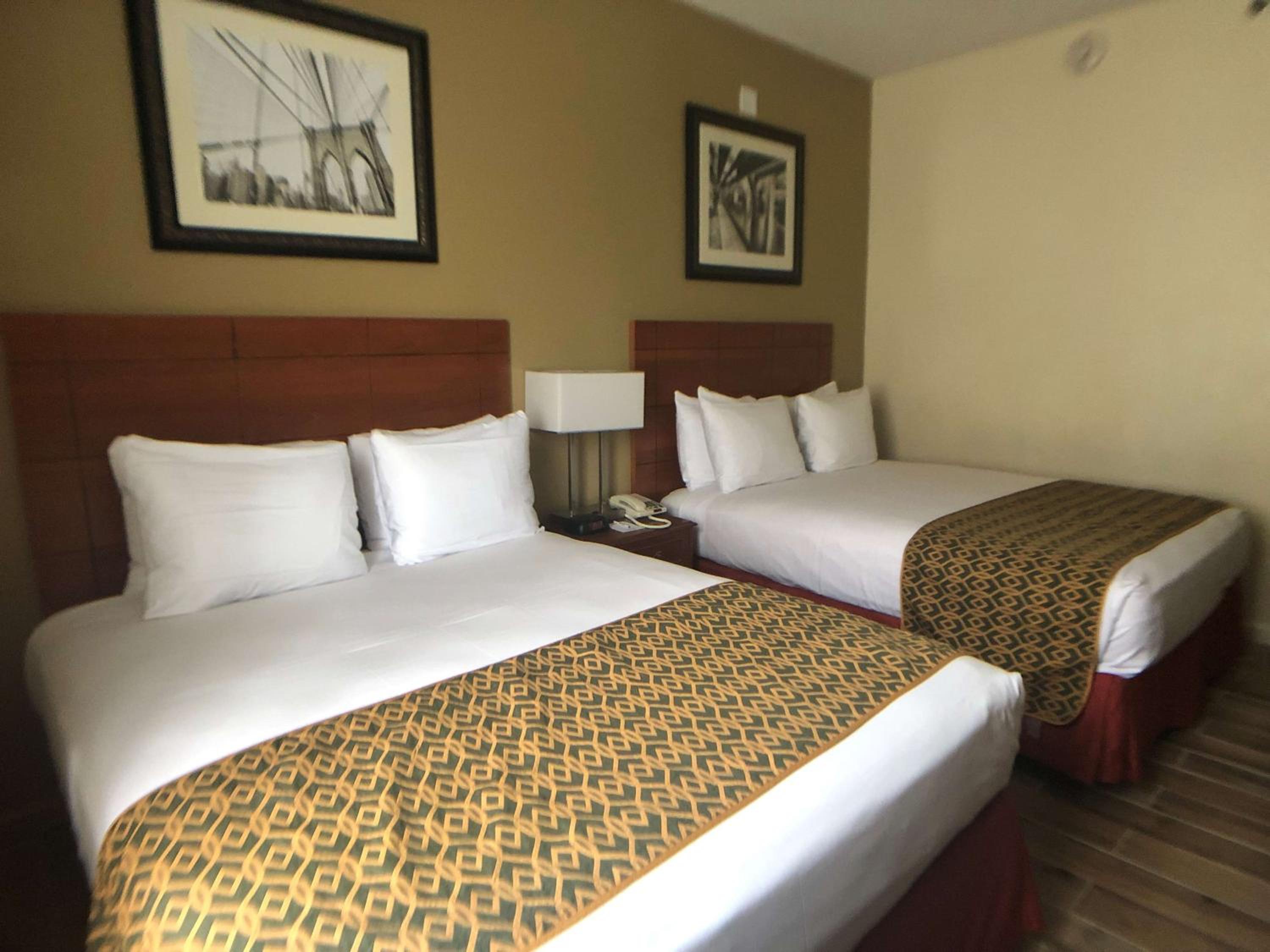Queen Room with Two Queen Beds - Photo 4