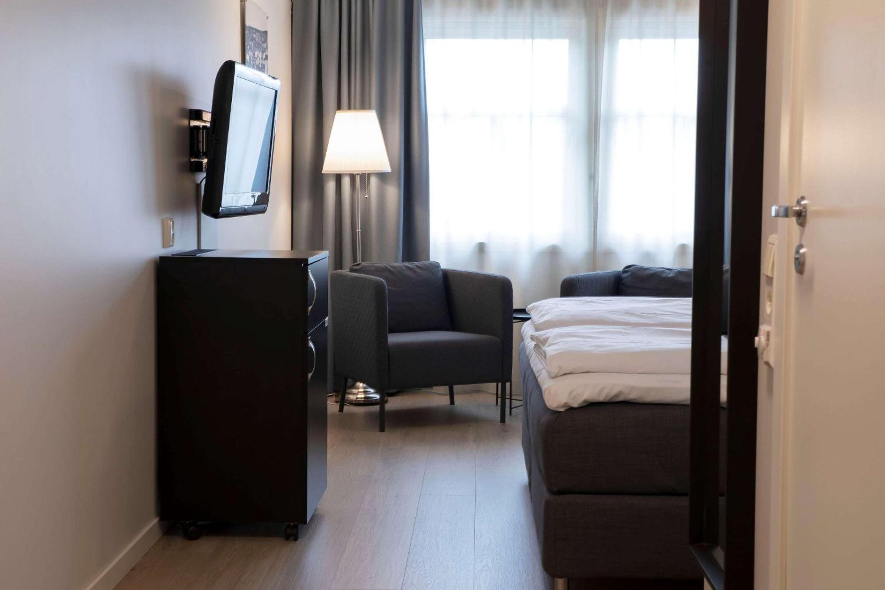 Twin Room - Non-Smoking - Photo 3