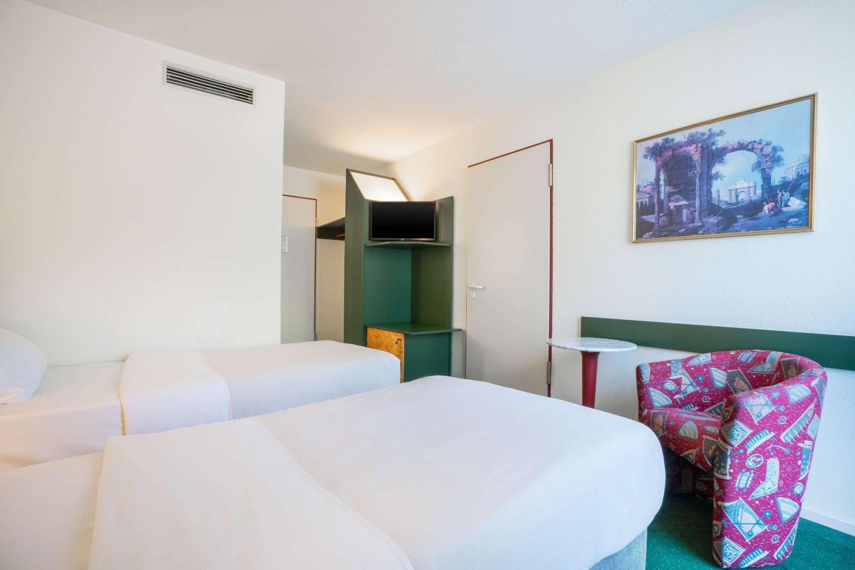 Twin Room - Photo 4