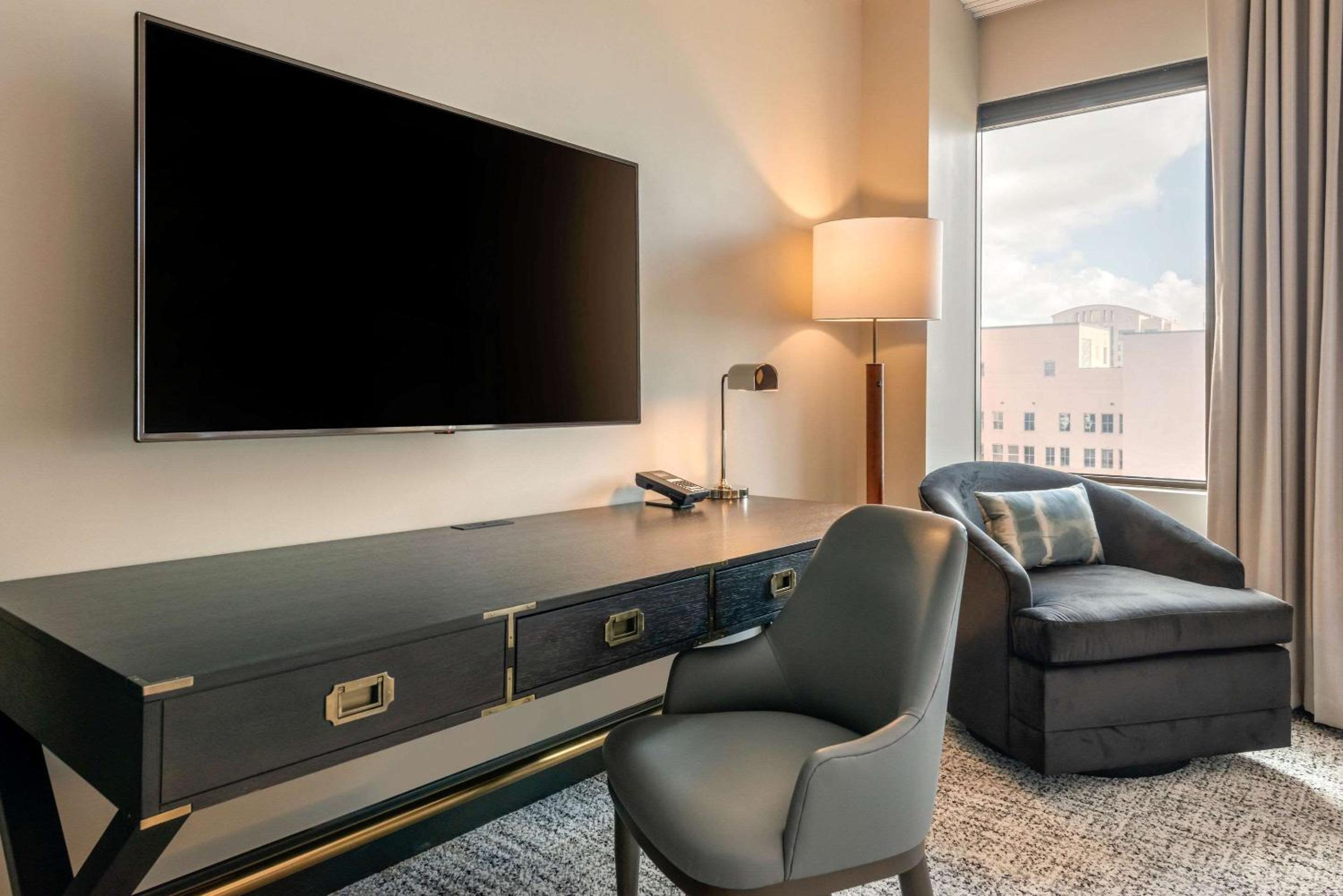 Queen Room with Two Queen Beds - Mobility Accessible/Non-Smoking - Photo 7