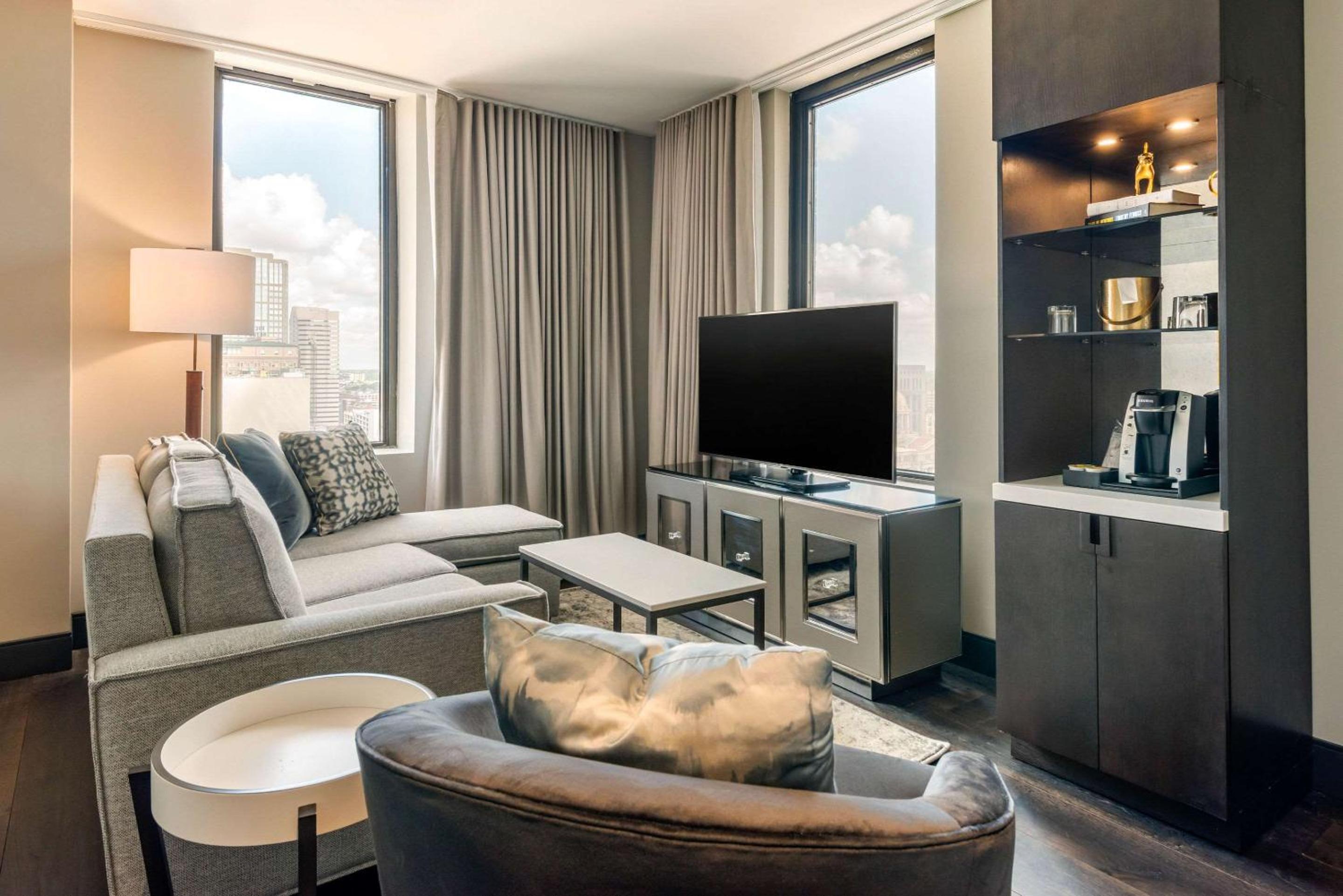 King Suite with City View - Mobility Accessible/Non-Smoking - Photo 3