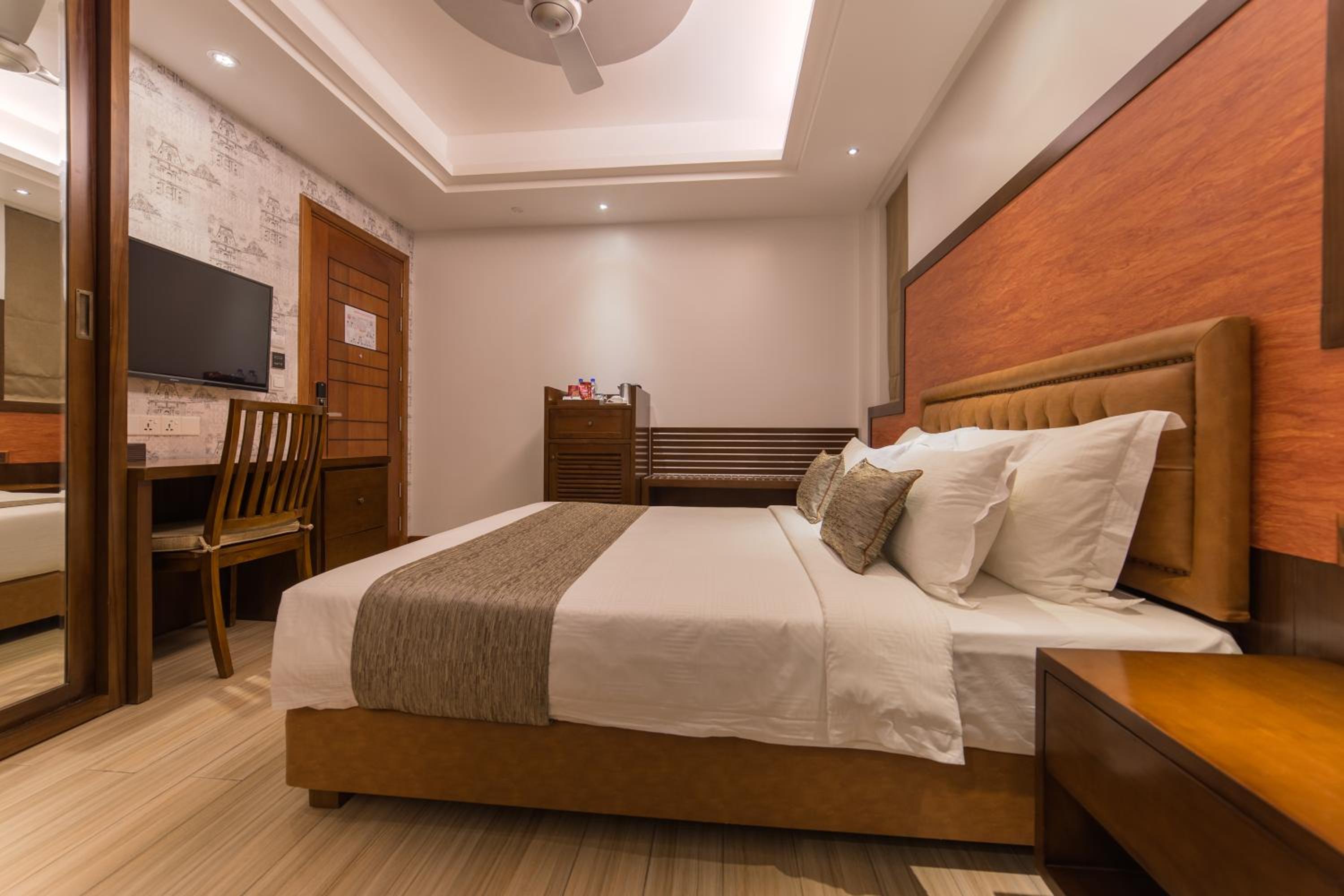 Deluxe Double Room (Free Return Airport Transfer)