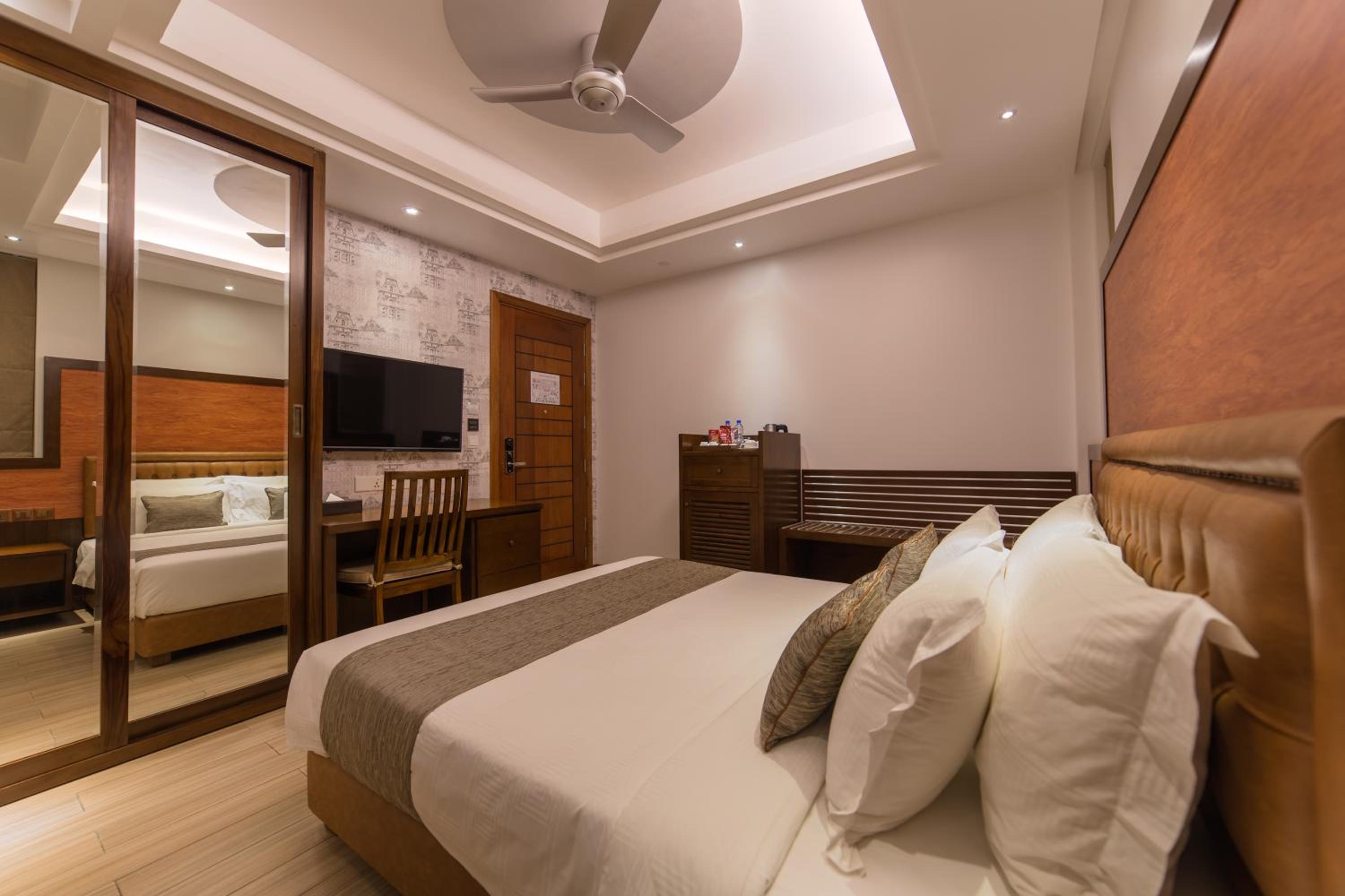 Deluxe Double Room (Free Return Airport Transfer) - Photo 8