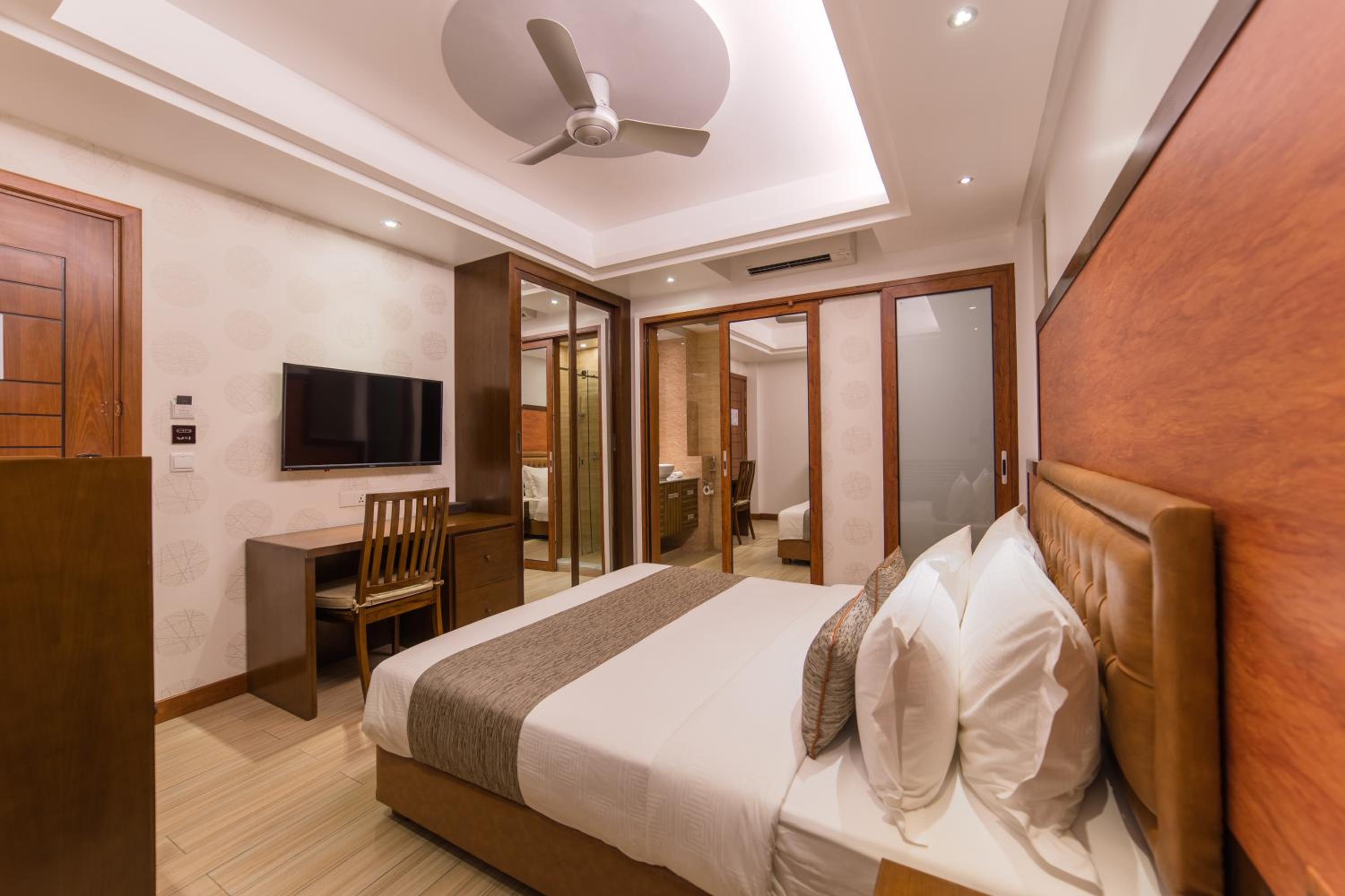 Super Deluxe Double with Balcony (Free Return Airport Transfer) - Photo 4