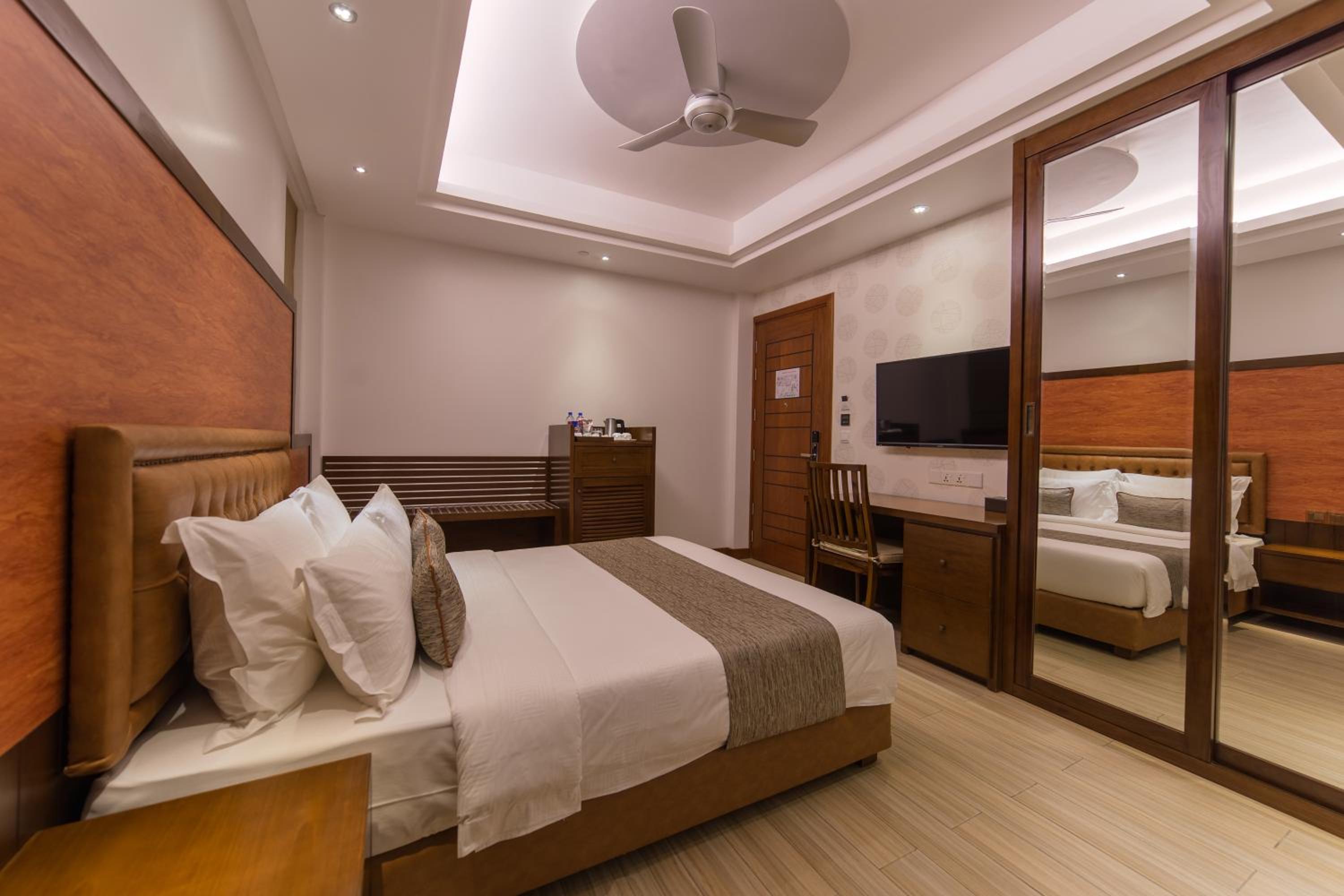 Super Deluxe Double with Balcony (Free Return Airport Transfer) - Photo 5