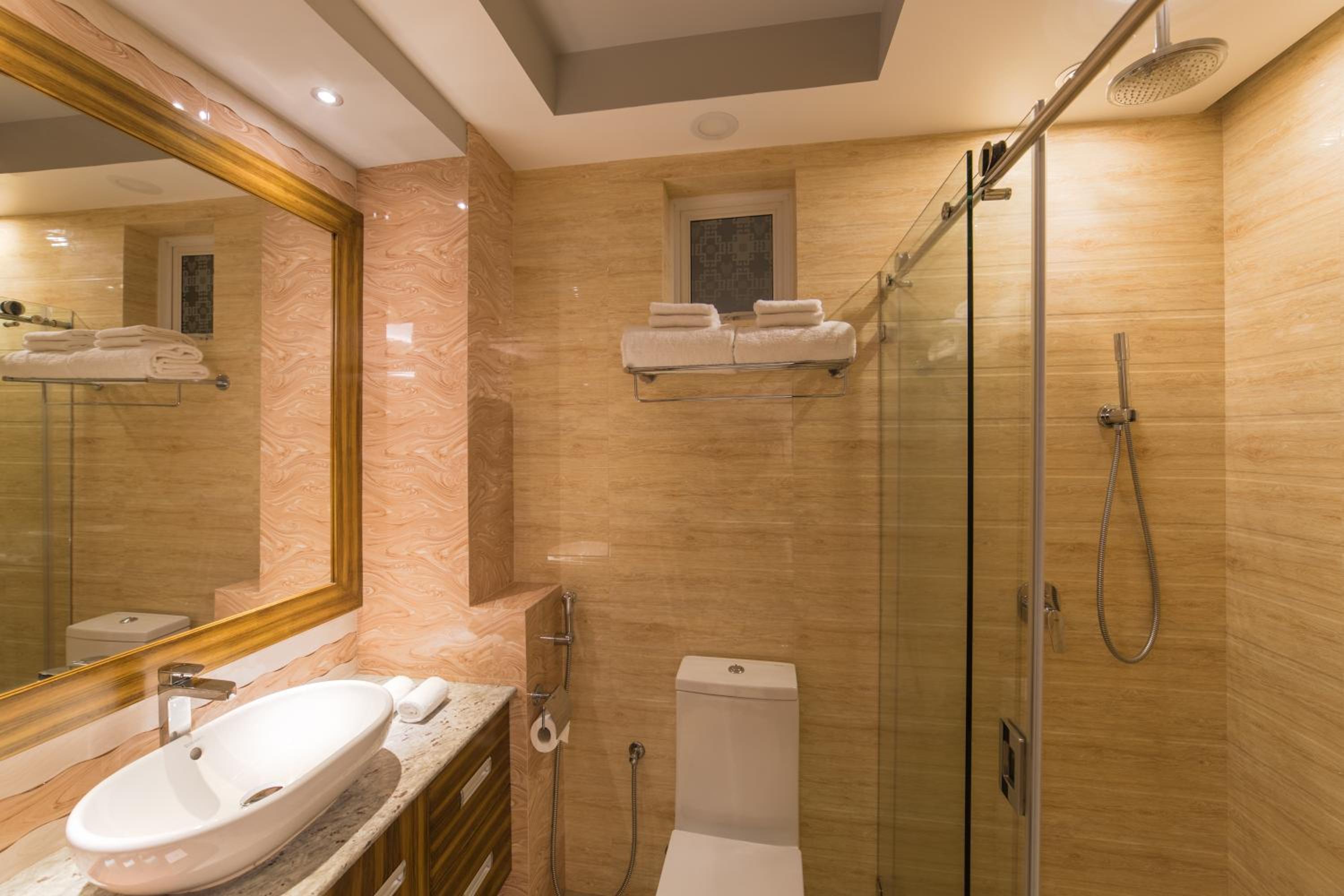 Deluxe Double Room (Free Return Airport Transfer) - Photo 10