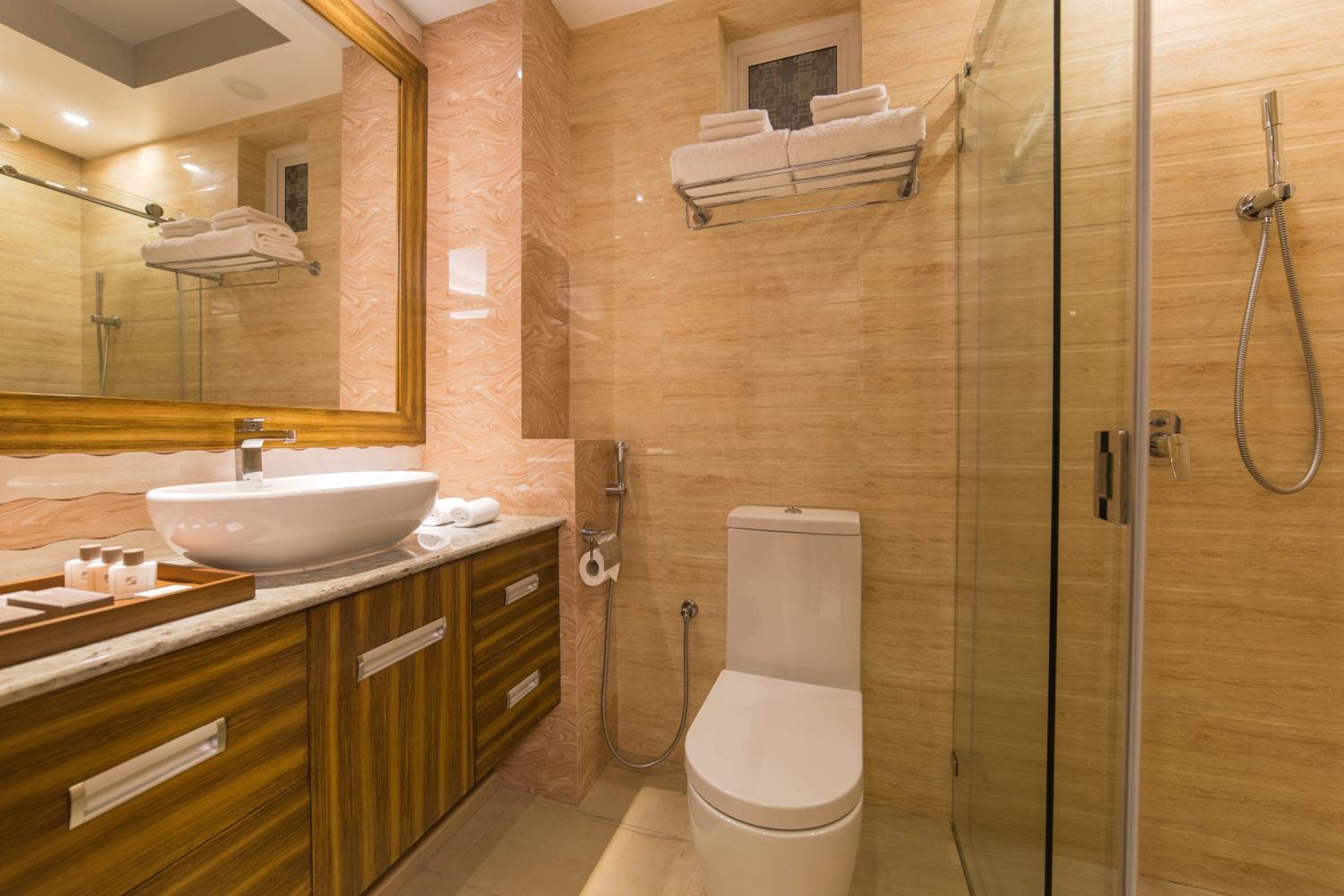 Super Deluxe Double with Balcony (Free Return Airport Transfer) - Photo 3