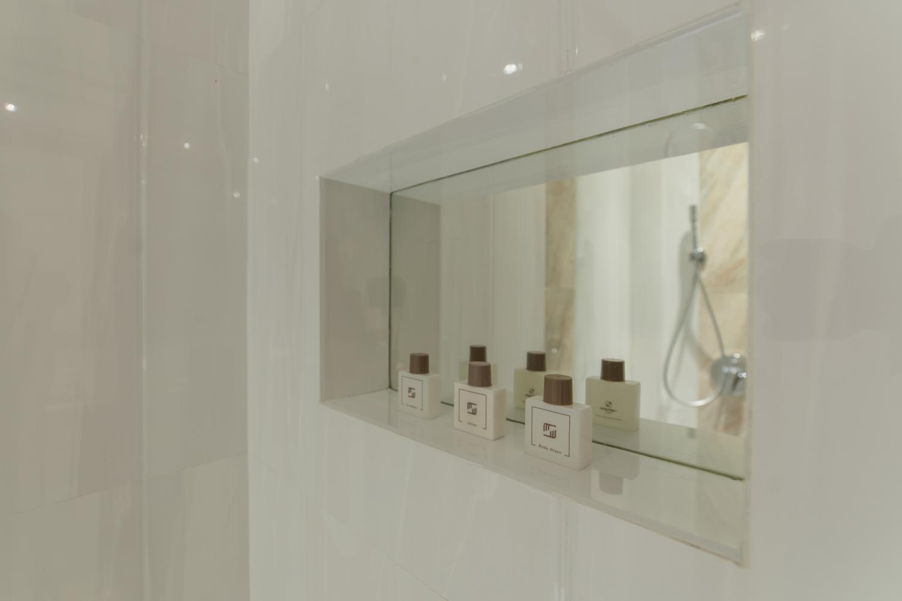 Deluxe Double Room (Free Return Airport Transfer) - Photo 11