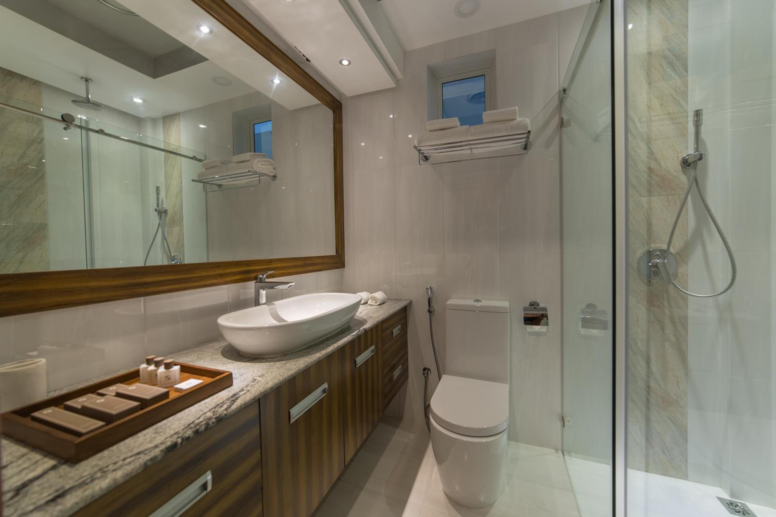 Executive Suite with Balcony (Free Return Airport Transfer) - Photo 7