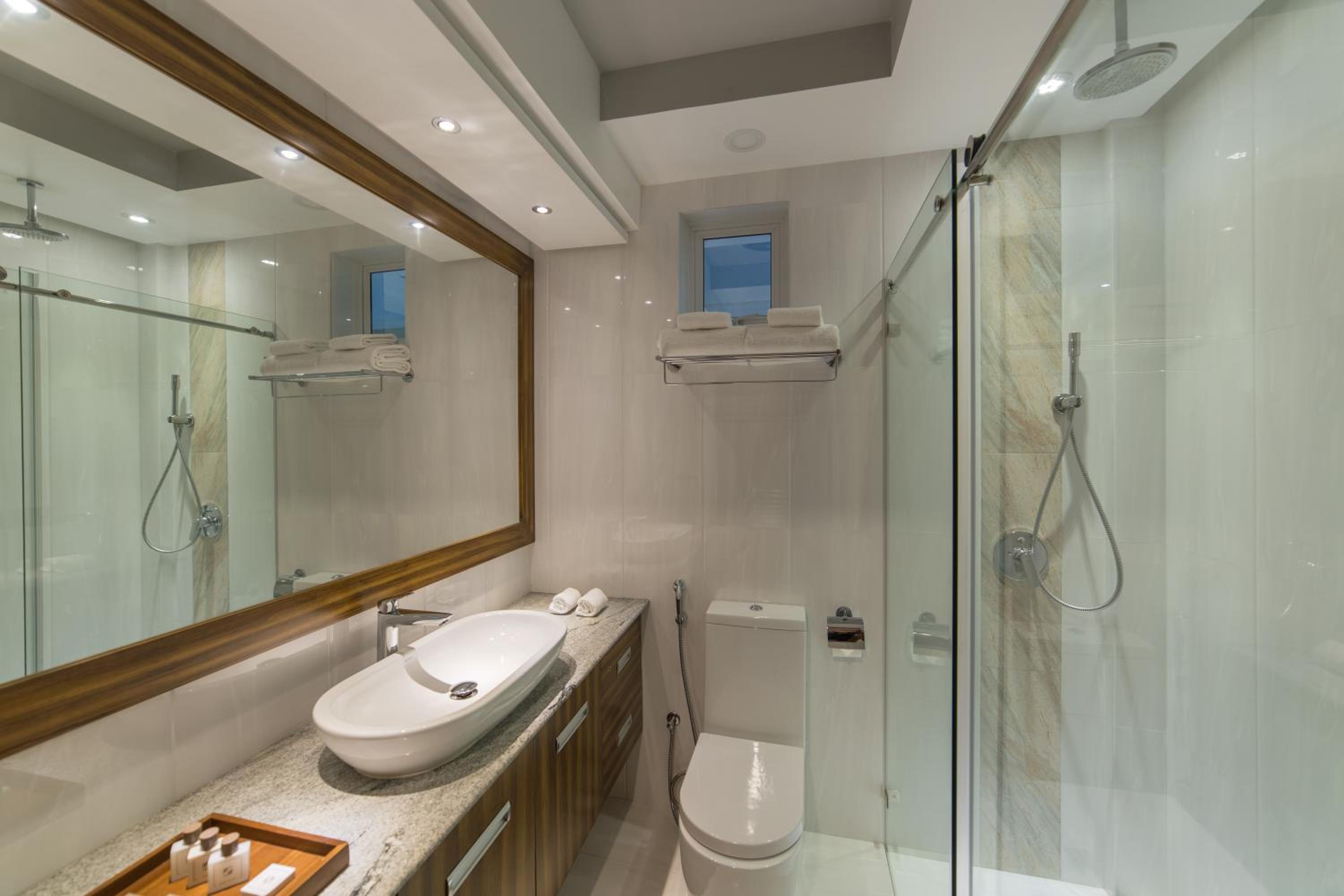 Executive Suite with Balcony (Free Return Airport Transfer) - Photo 6
