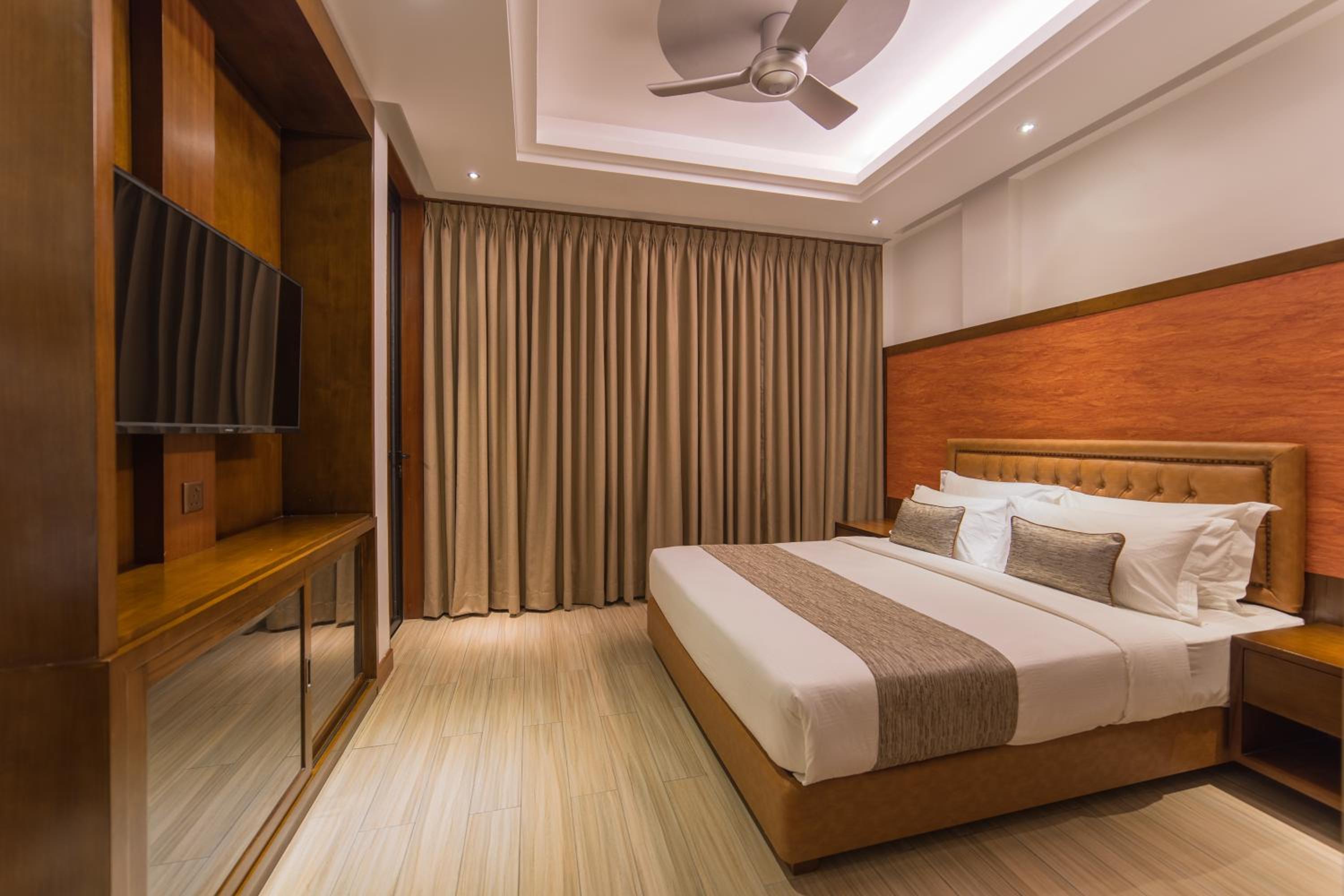 Executive Suite with Balcony (Free Return Airport Transfer) - Photo 3