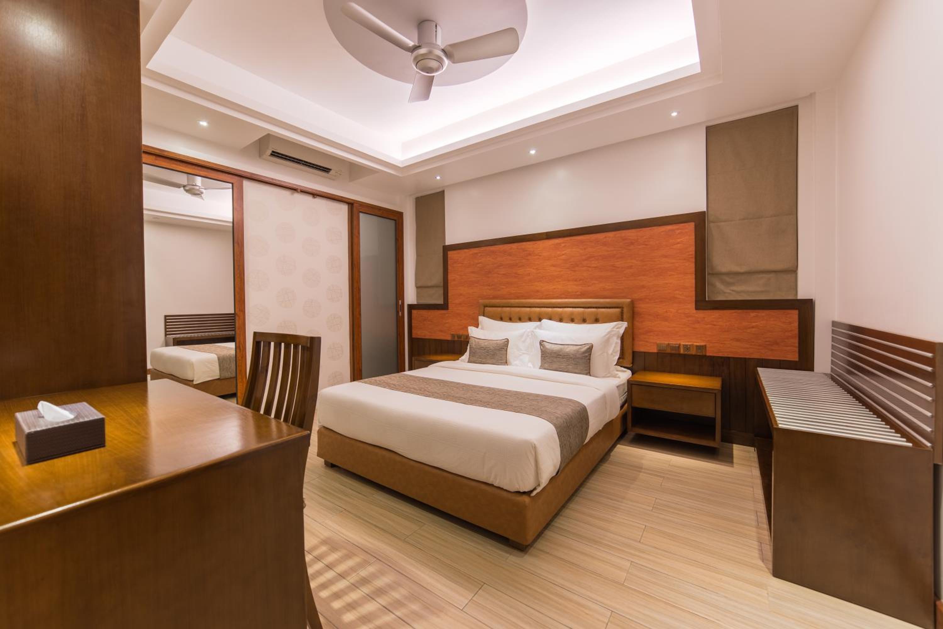 Super Deluxe Double with Balcony (Free Return Airport Transfer) - Photo 7