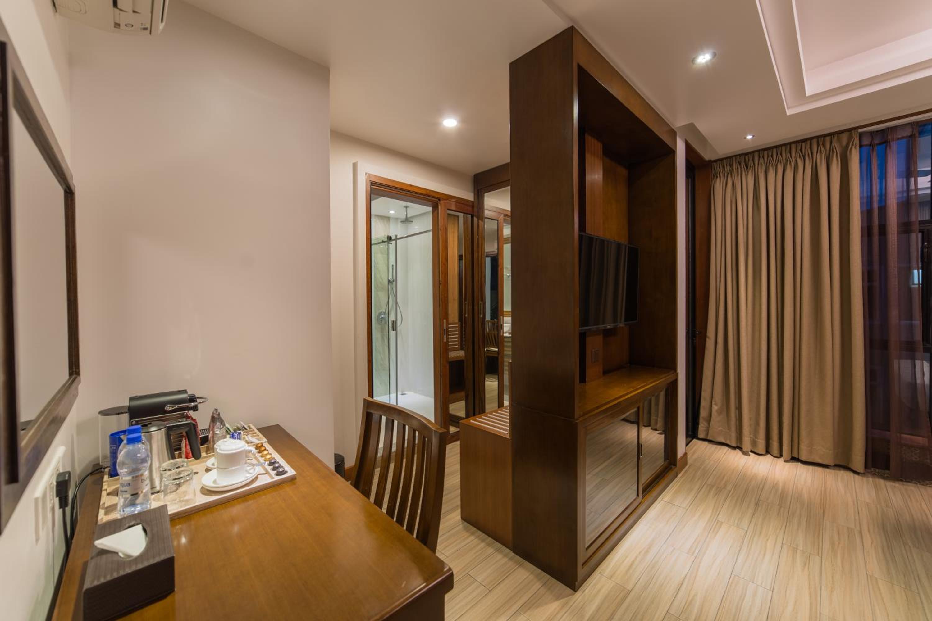 Executive Suite with Balcony (Free Return Airport Transfer) - Photo 11