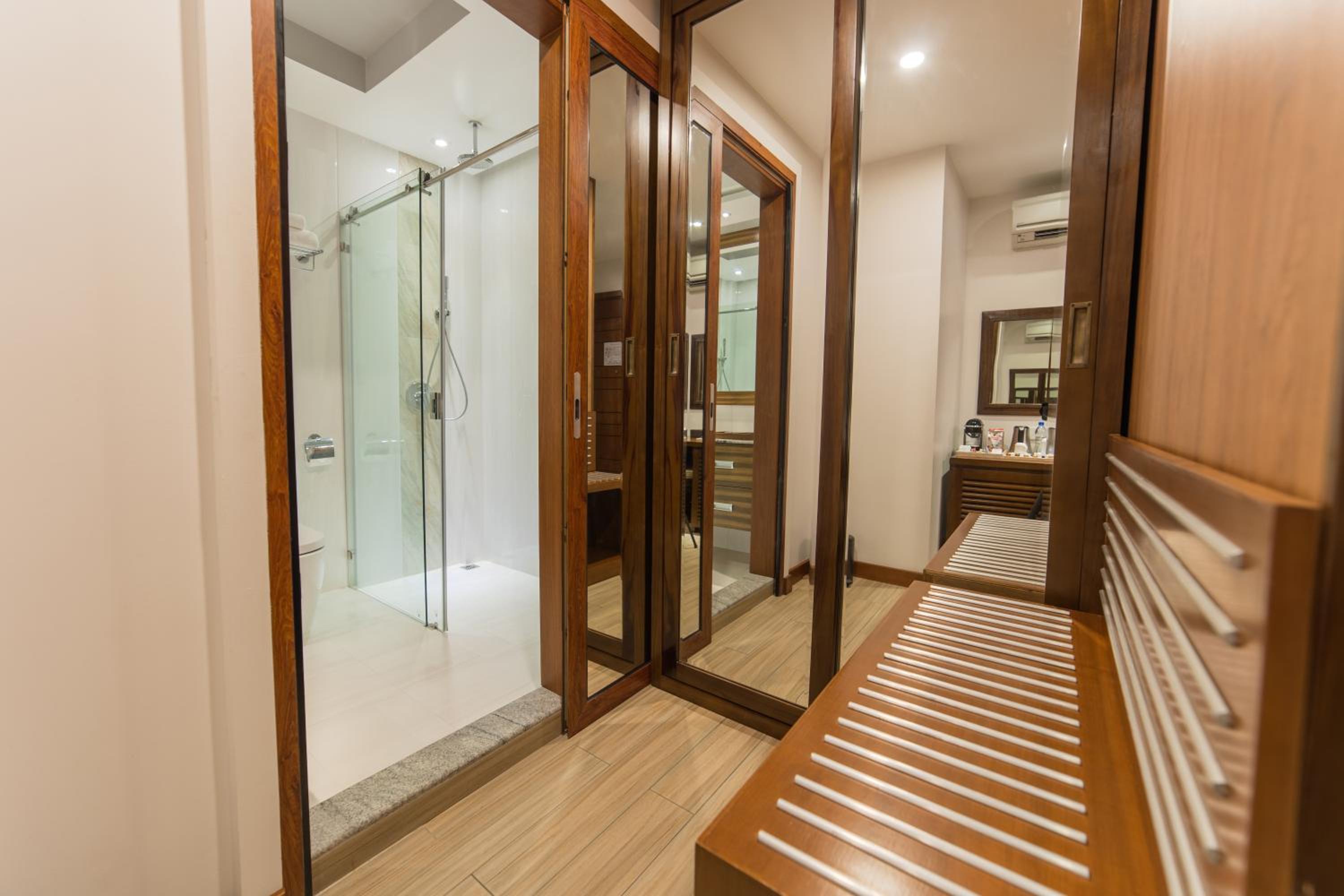 Executive Suite with Balcony (Free Return Airport Transfer) - Photo 12