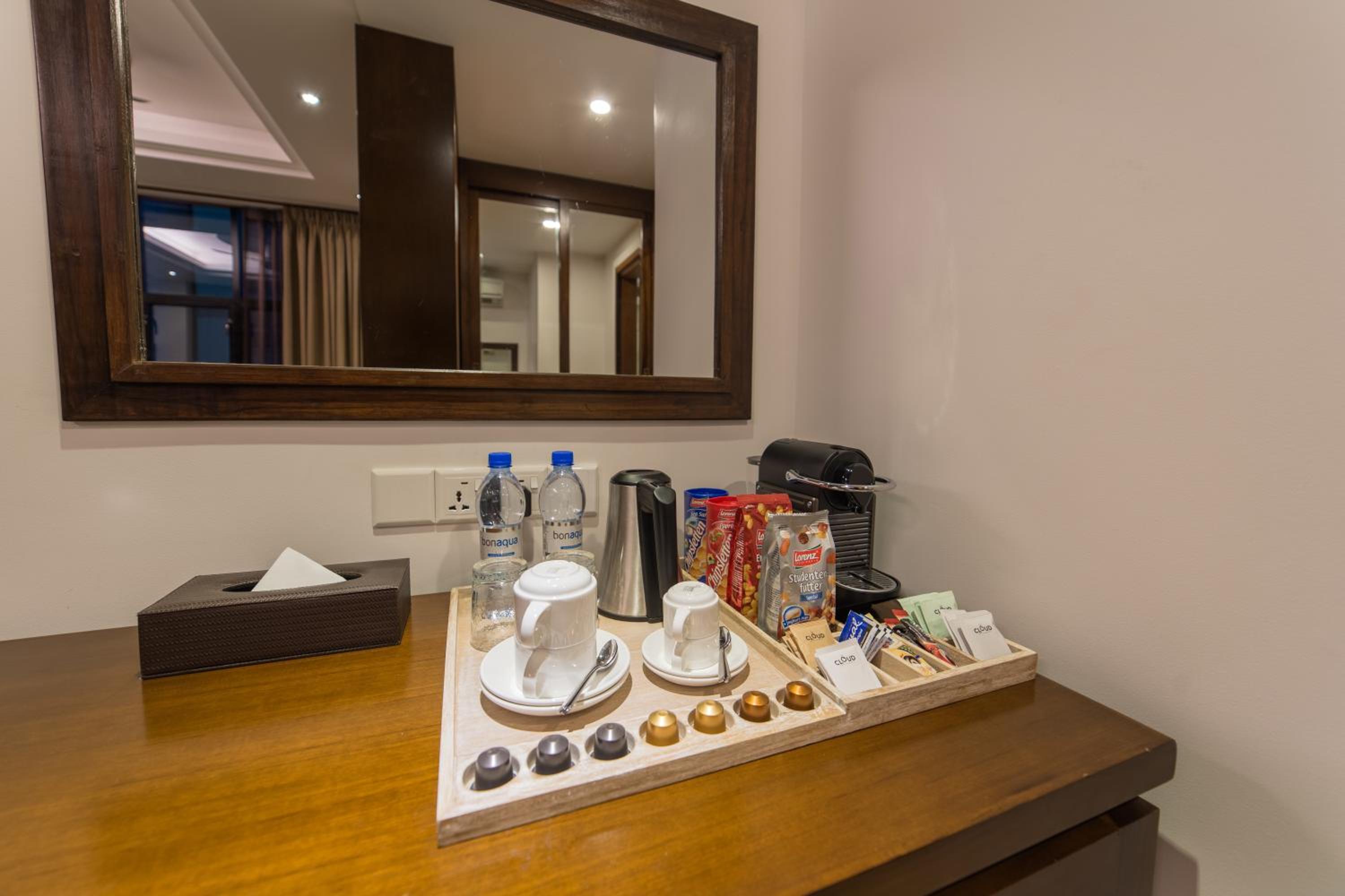 Executive Suite with Balcony (Free Return Airport Transfer) - Photo 4