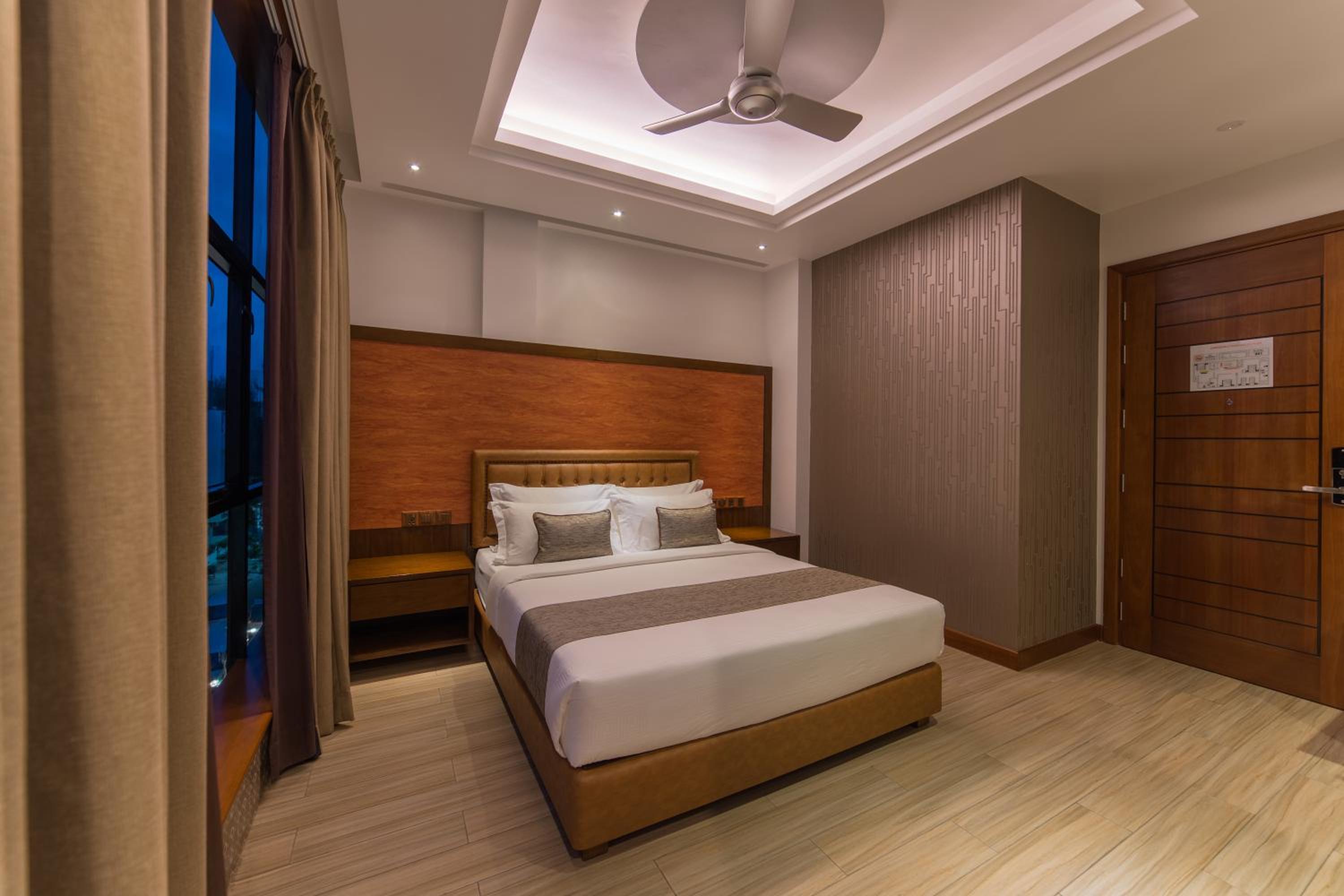 Executive Suite with Balcony (Free Return Airport Transfer) - Photo 2