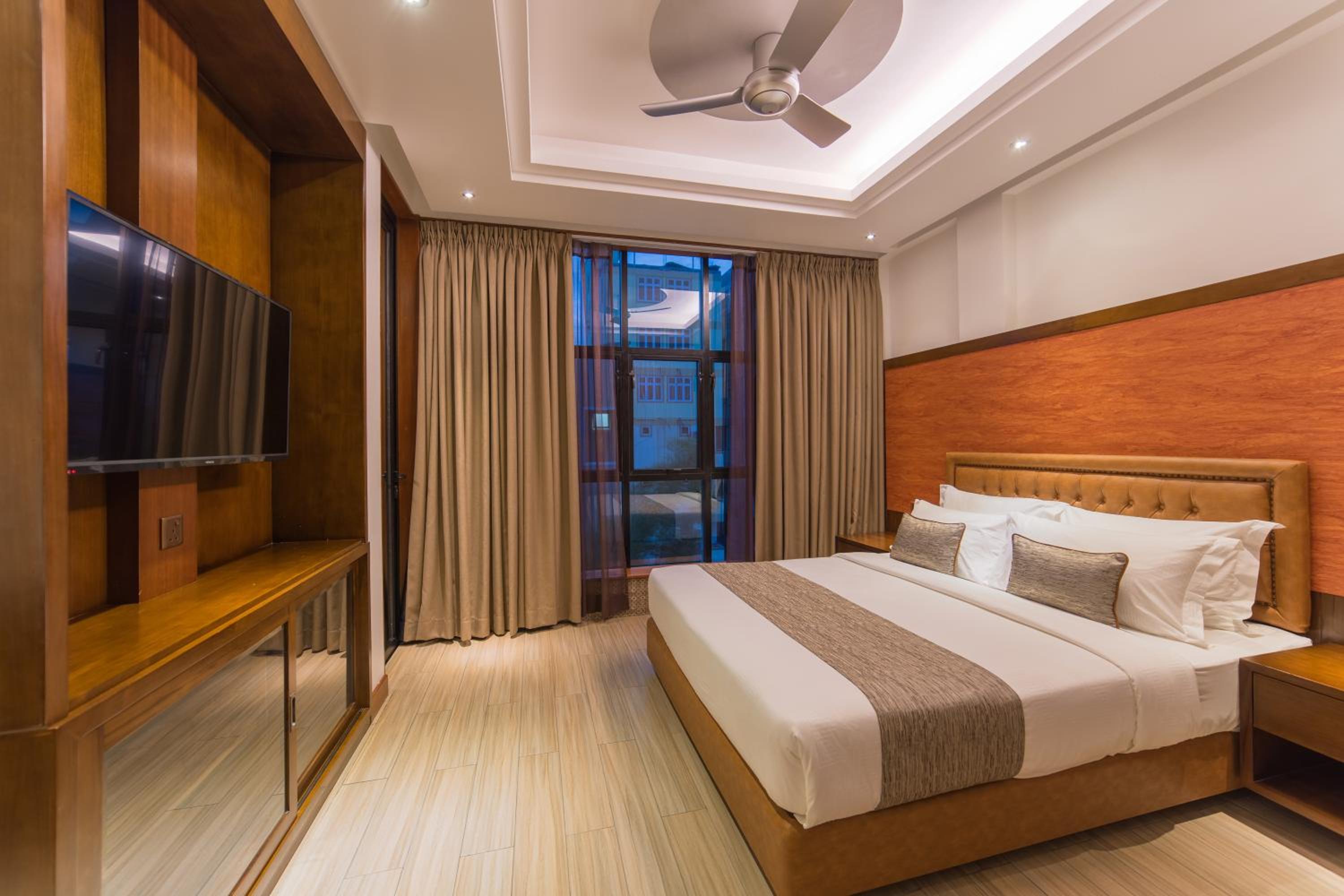 Executive Suite with Balcony (Free Return Airport Transfer) - Photo 5