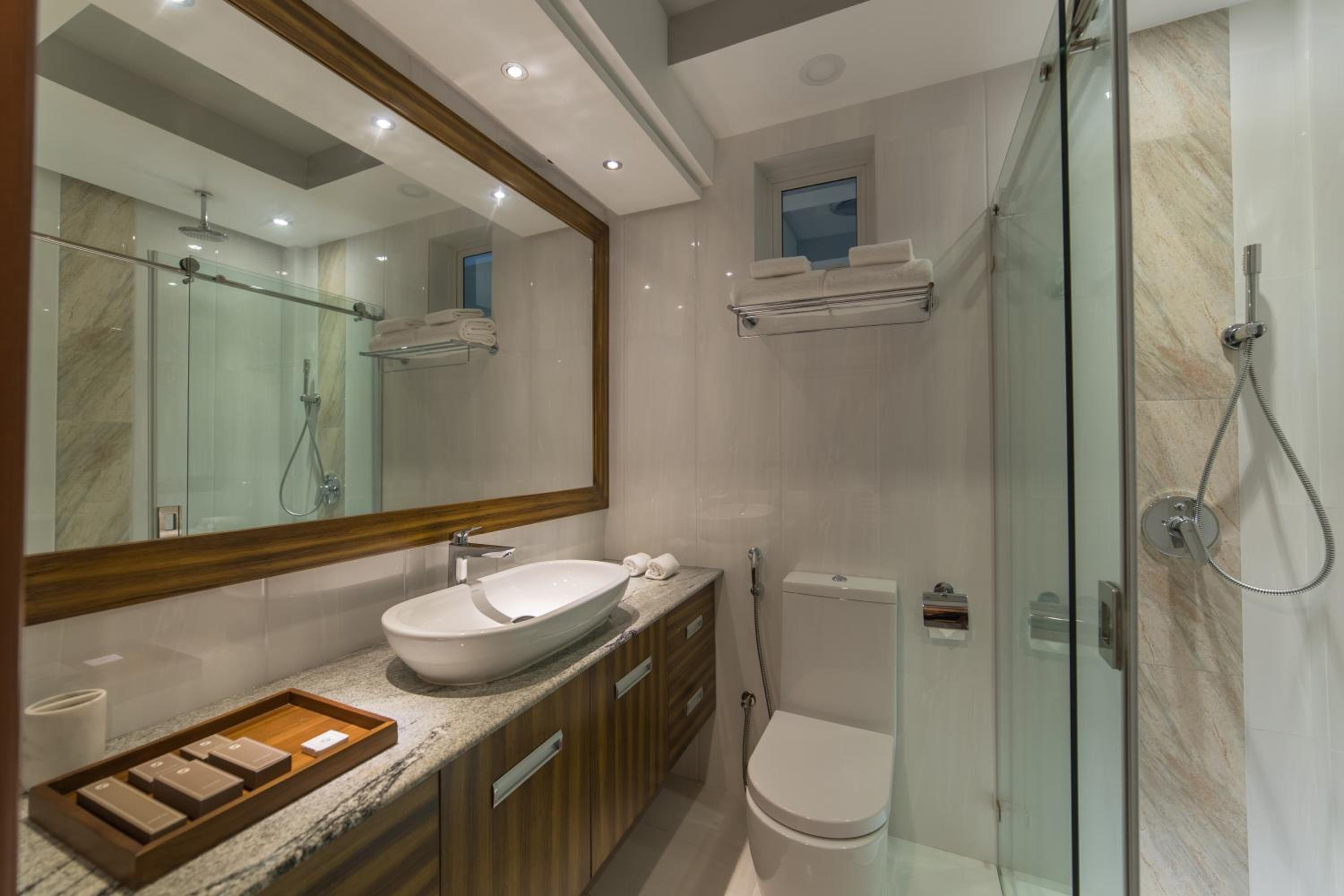 Executive Suite with Balcony (Free Return Airport Transfer) - Photo 10