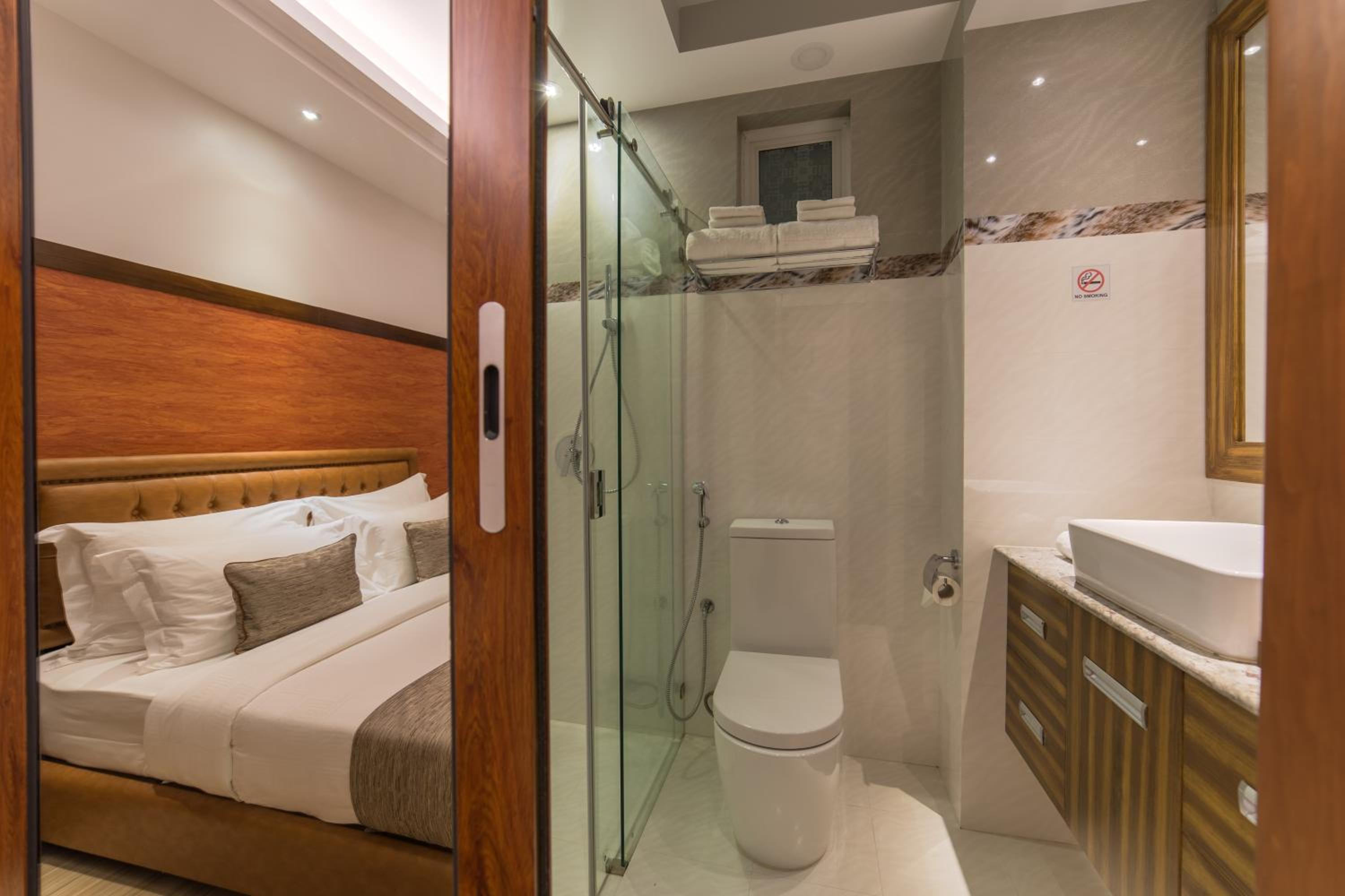 Deluxe Double Room (Free Return Airport Transfer) - Photo 16