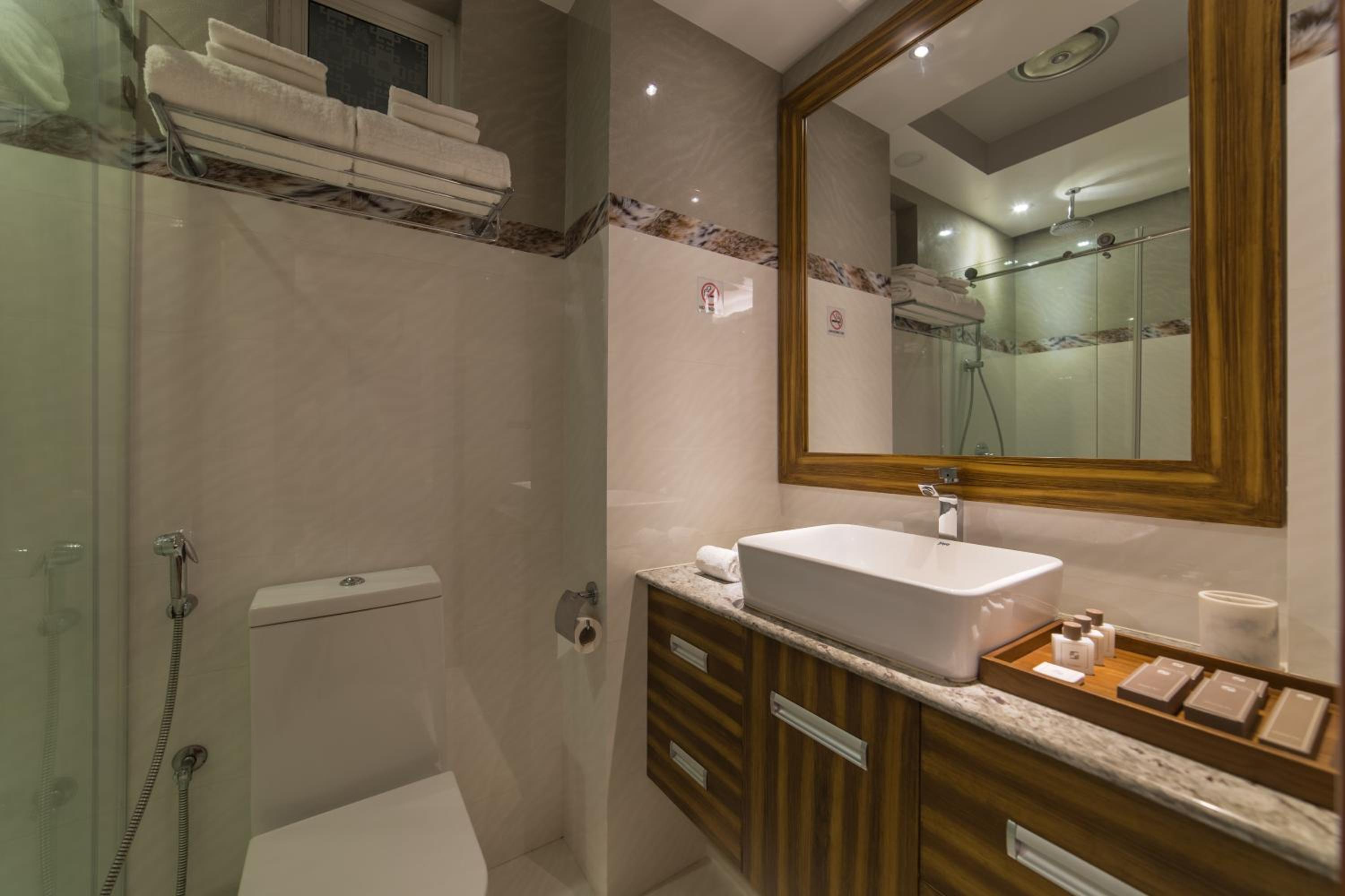 Deluxe Double Room (Free Return Airport Transfer) - Photo 15