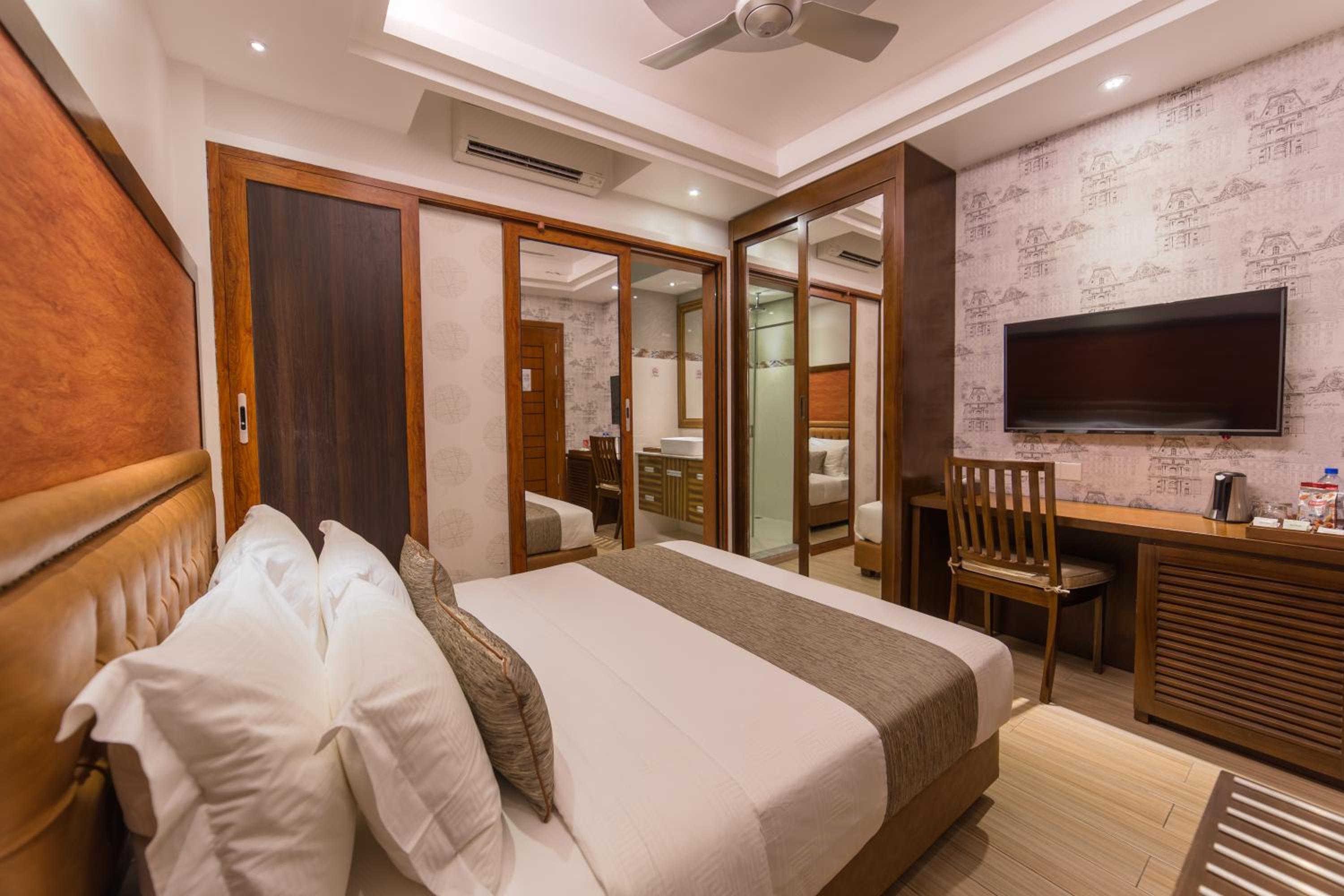 Deluxe Double Room (Free Return Airport Transfer) - Photo 17