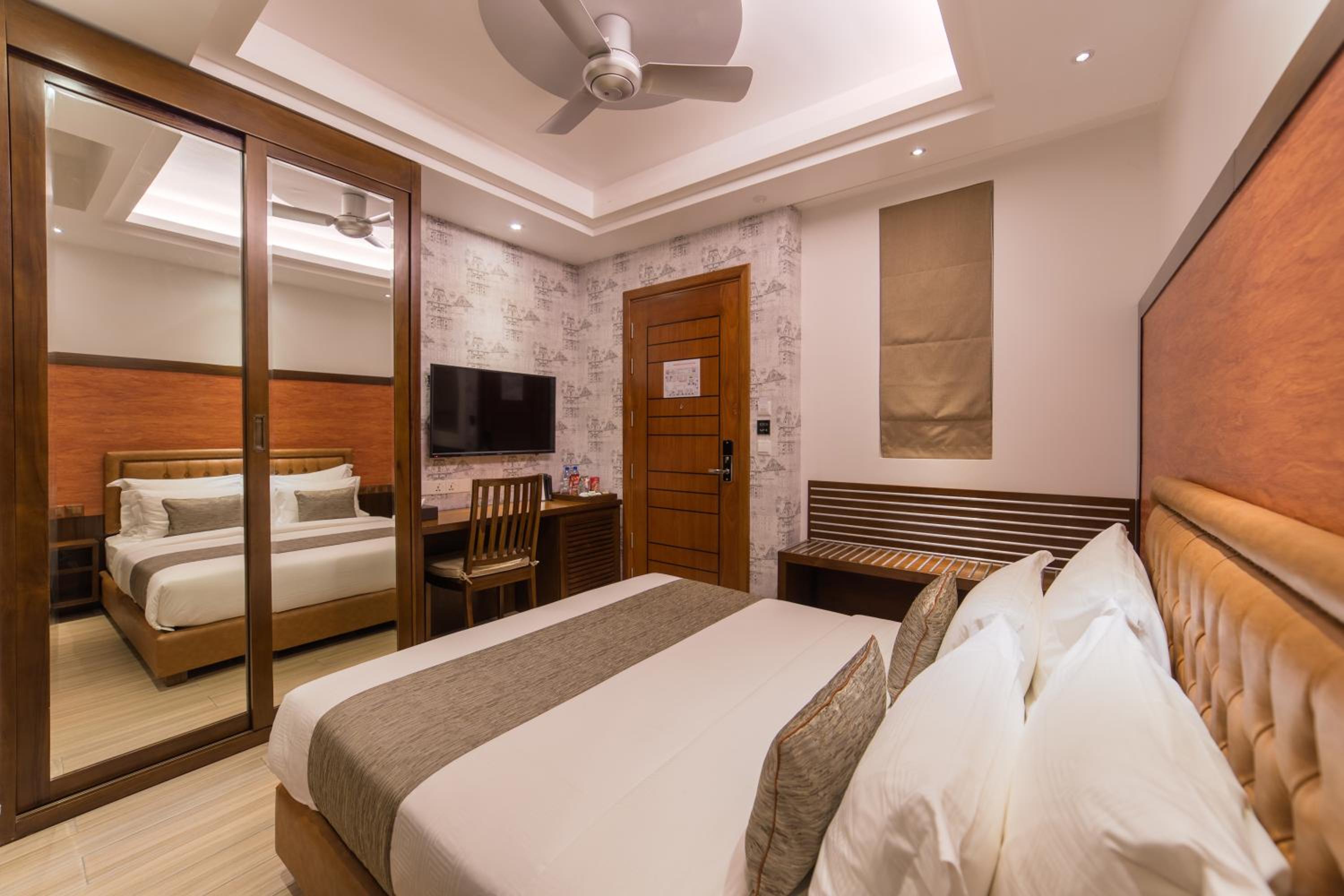 Deluxe Double Room (Free Return Airport Transfer) - Photo 14