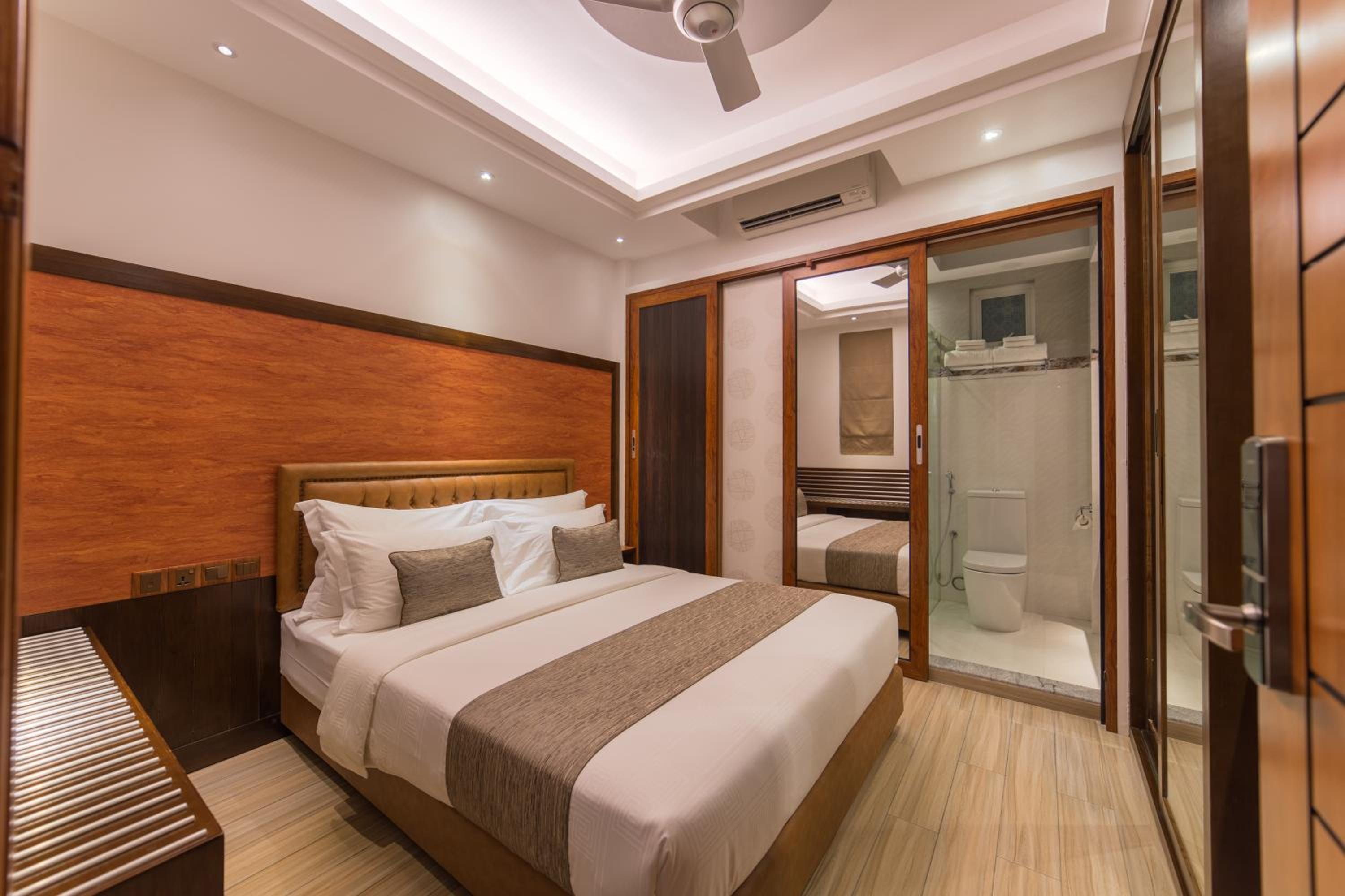 Deluxe Double Room (Free Return Airport Transfer) - Photo 12