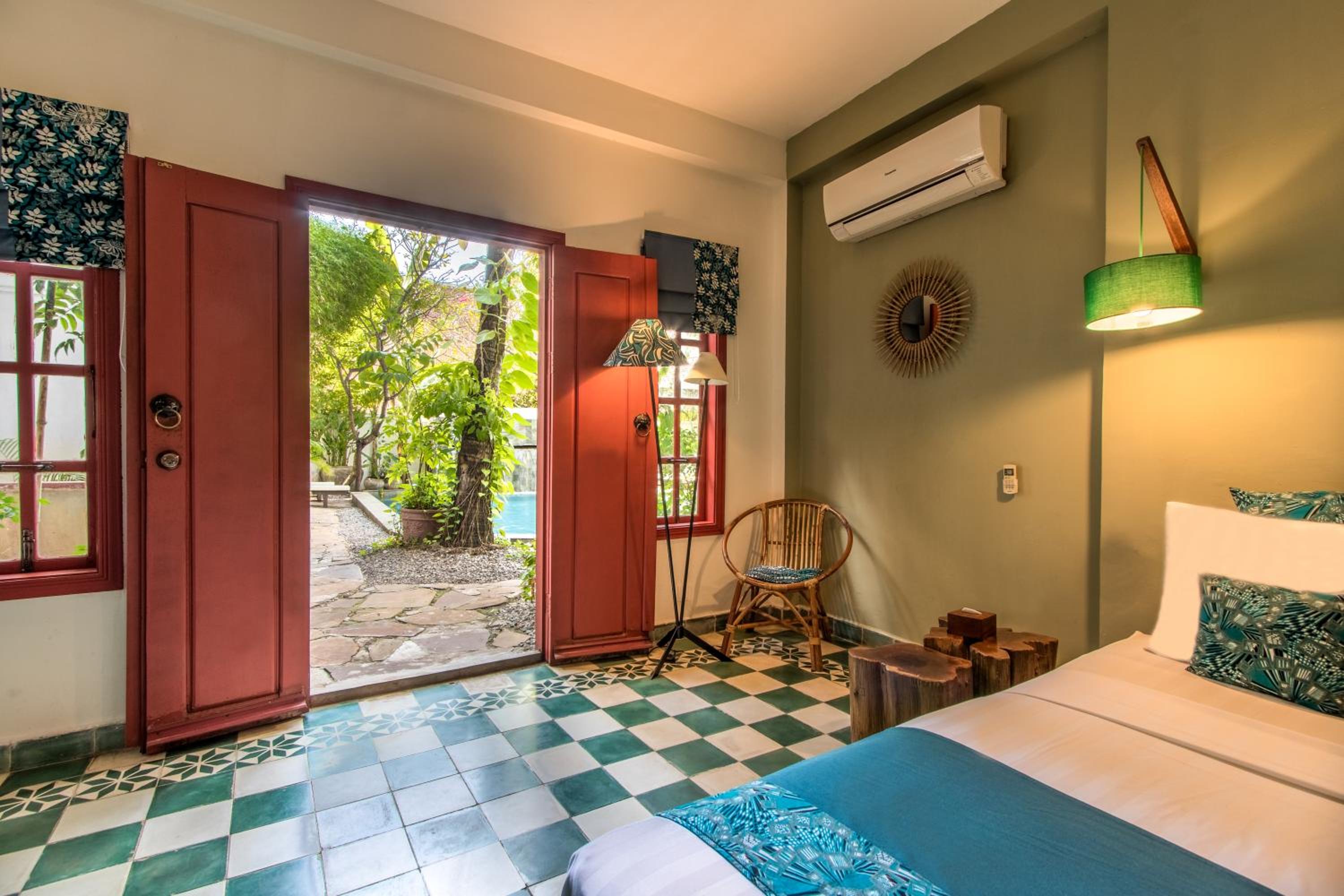 Villa with Balcony - Photo 2