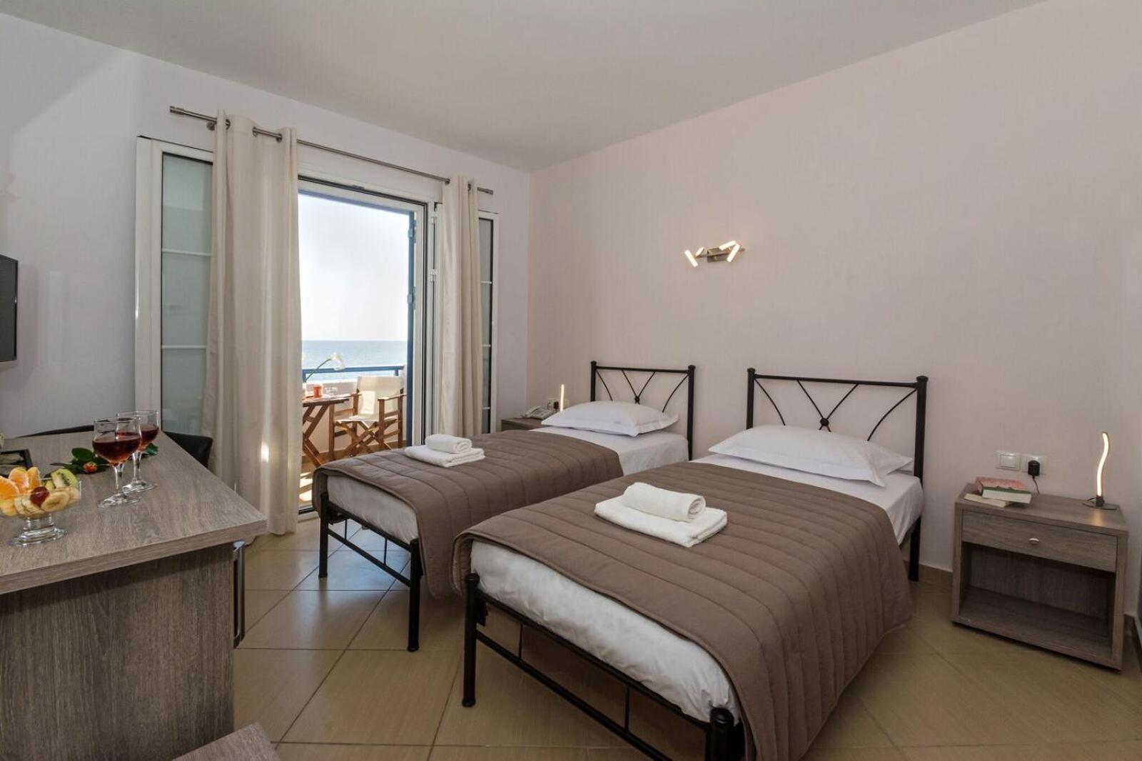 Twin Room with Sea View - Photo 5