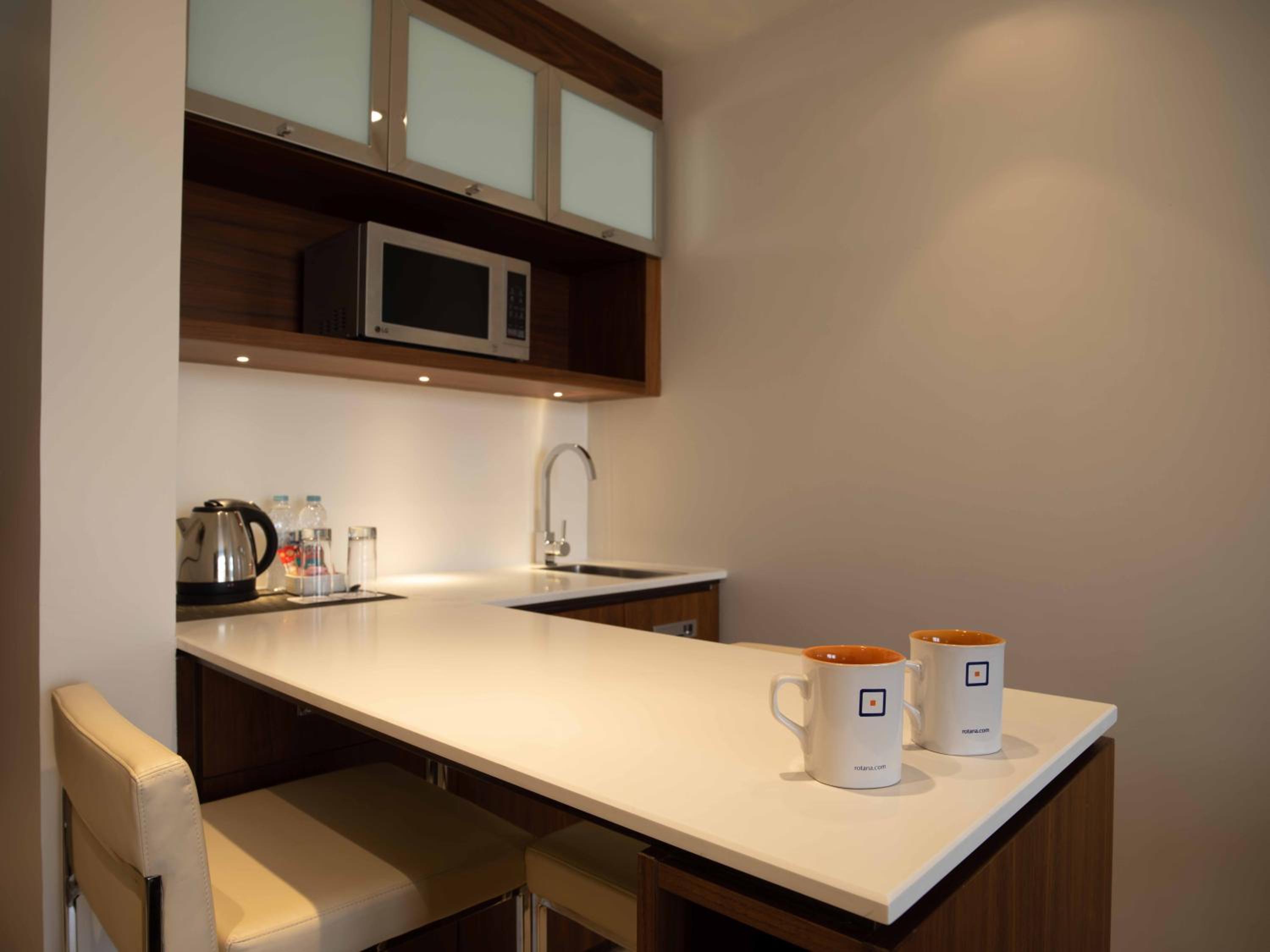 One Bedroom Suite with Kitchenette photo 3