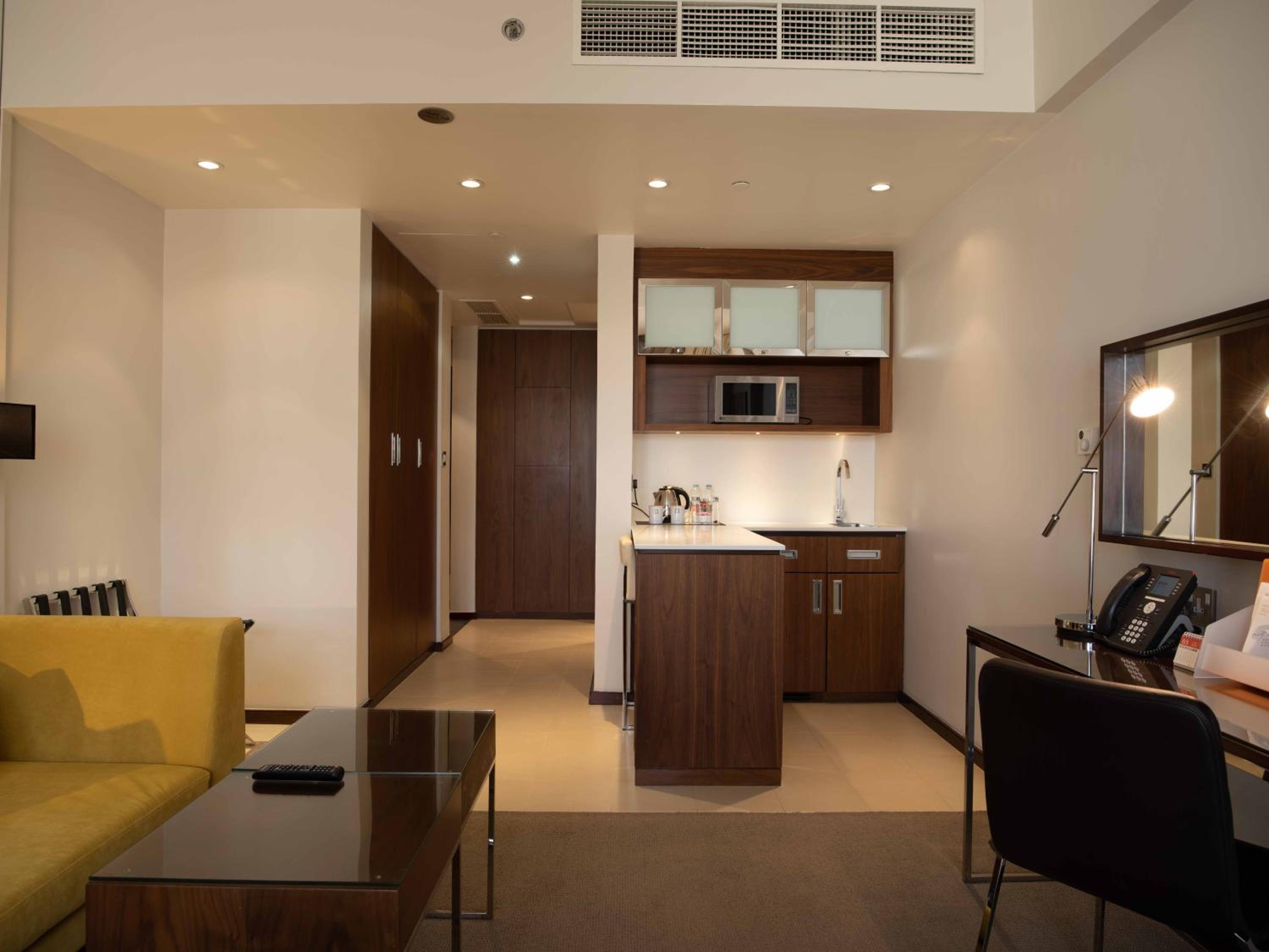One Bedroom Suite with Kitchenette photo 2
