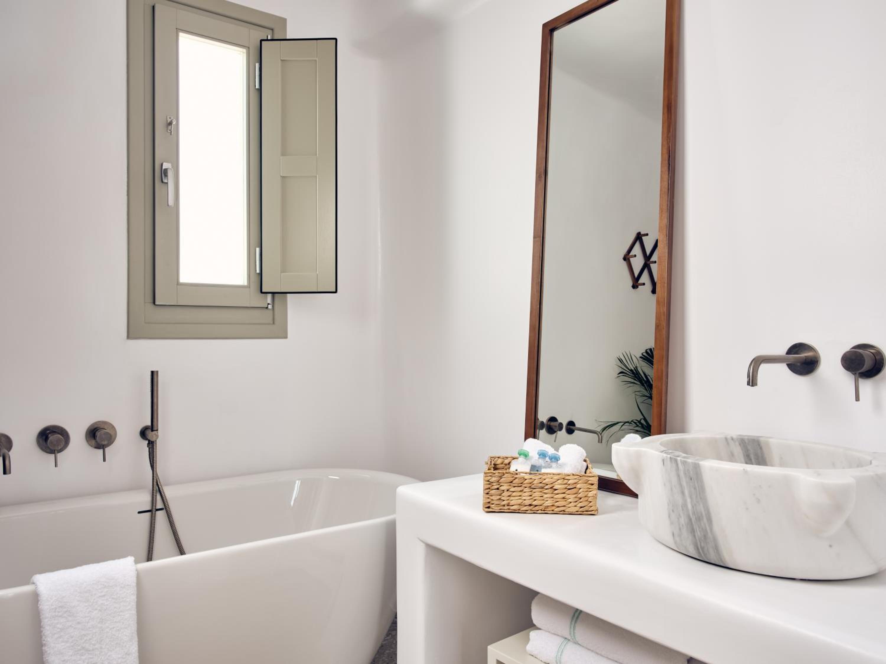 Hilltop Sea View Suite - Photo 9