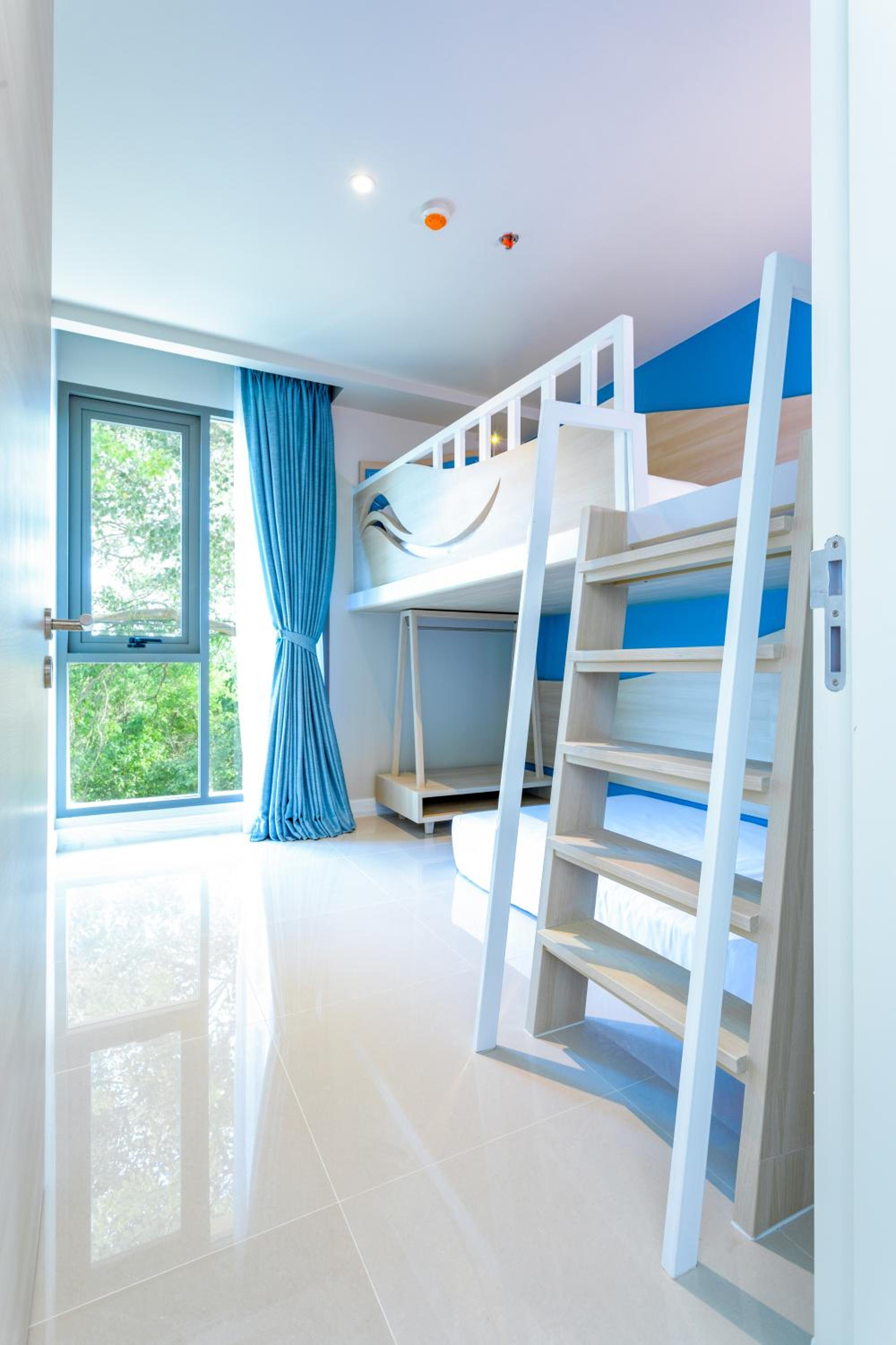 Family Residence - Photo 2