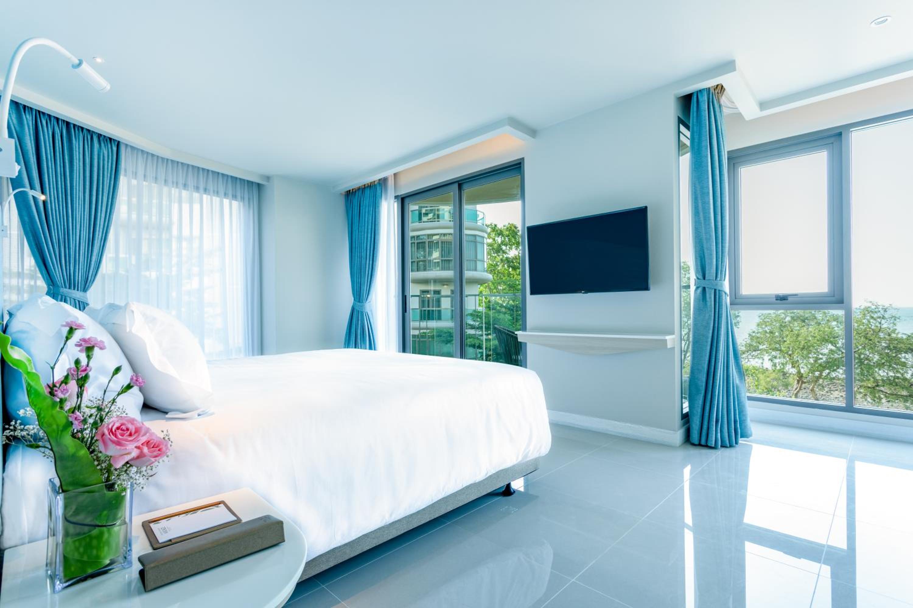 Deluxe Ocean View King - Photo 2