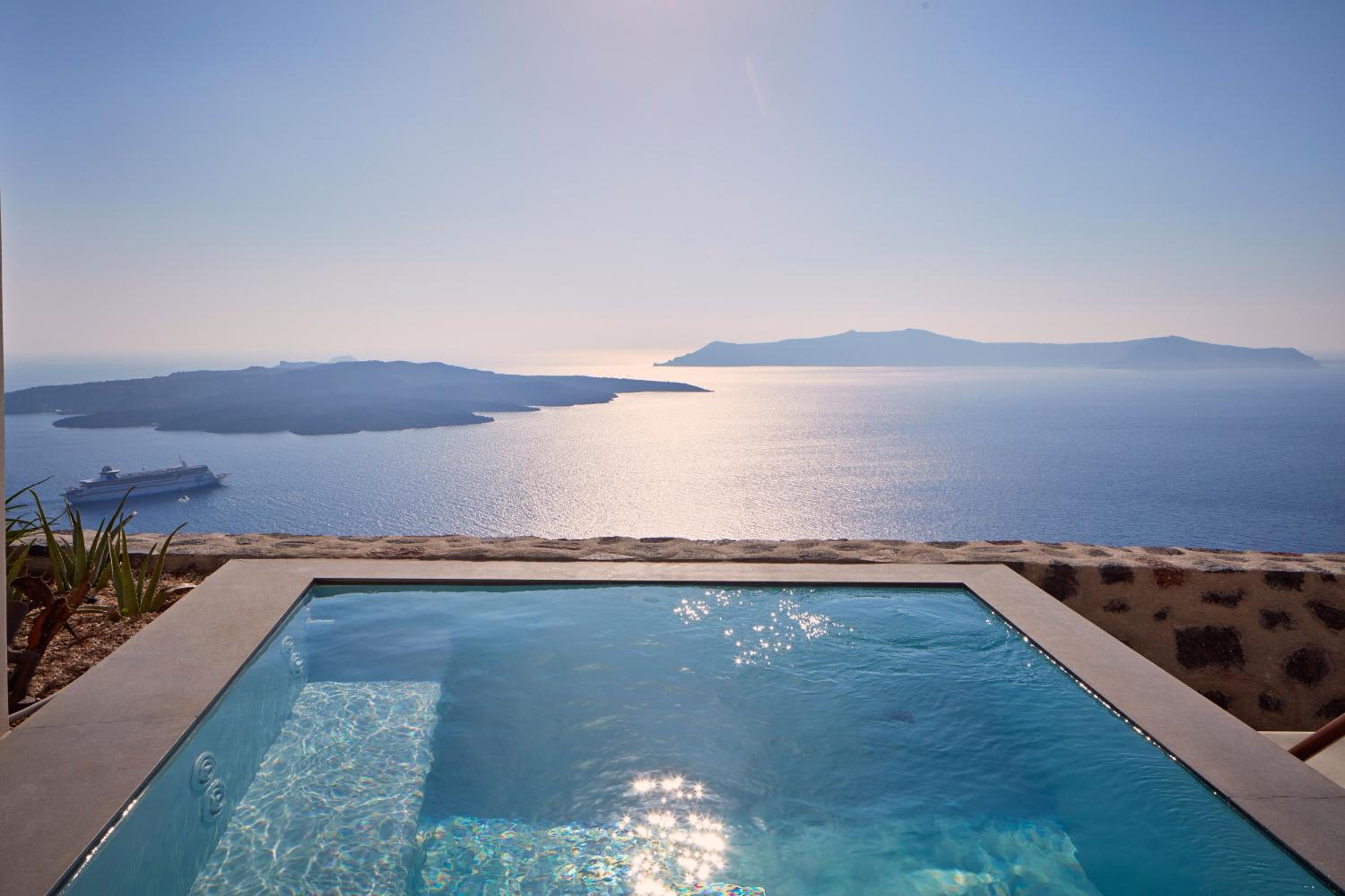 Aqua Suite with Private Plunge Pool and Caldera View - Photo 2
