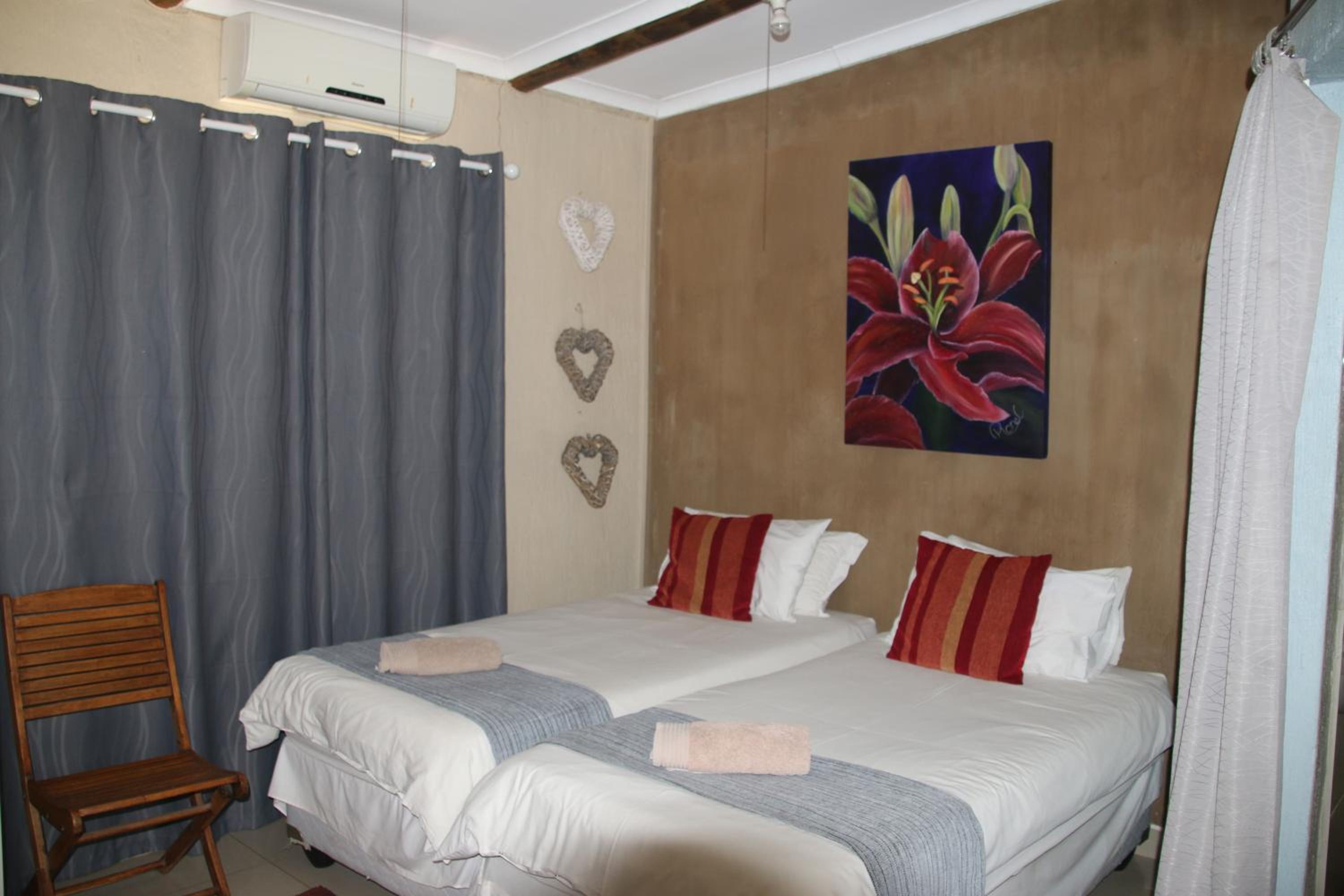 Small Self-catering Twin Room - Photo 8
