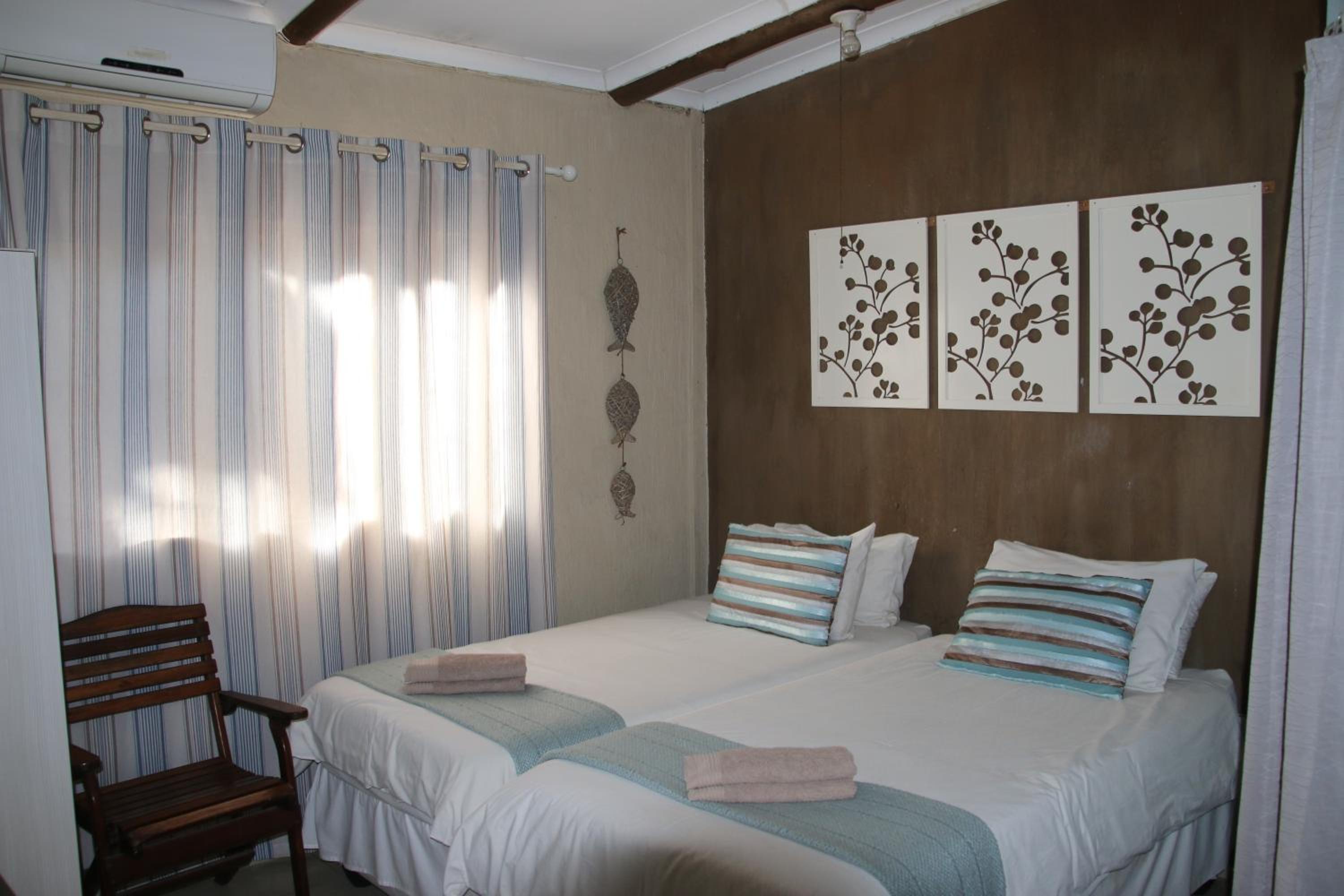 Small Self-catering Twin Room - Photo 9