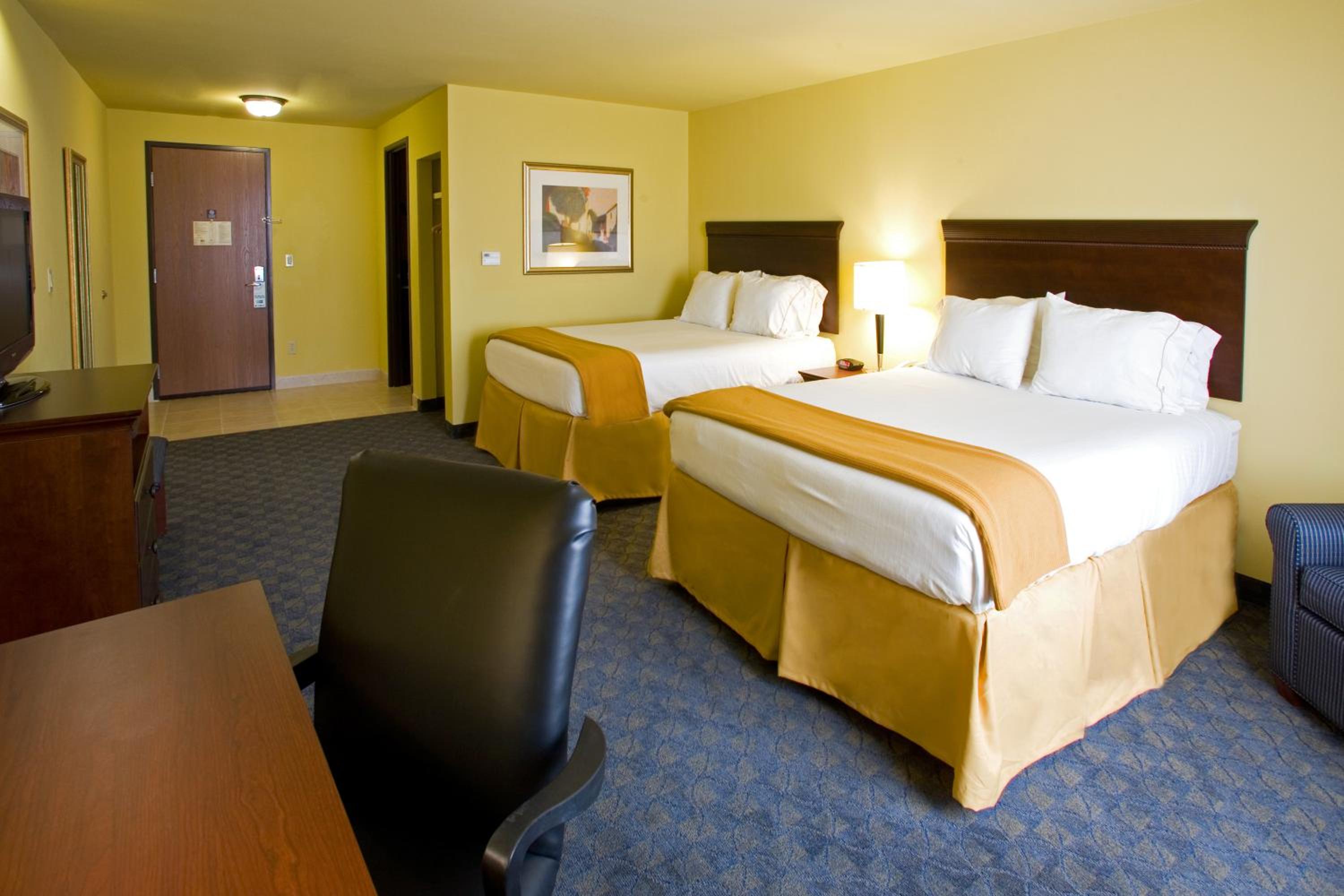 Standard Queen Room with Two Queen Beds - Photo 3